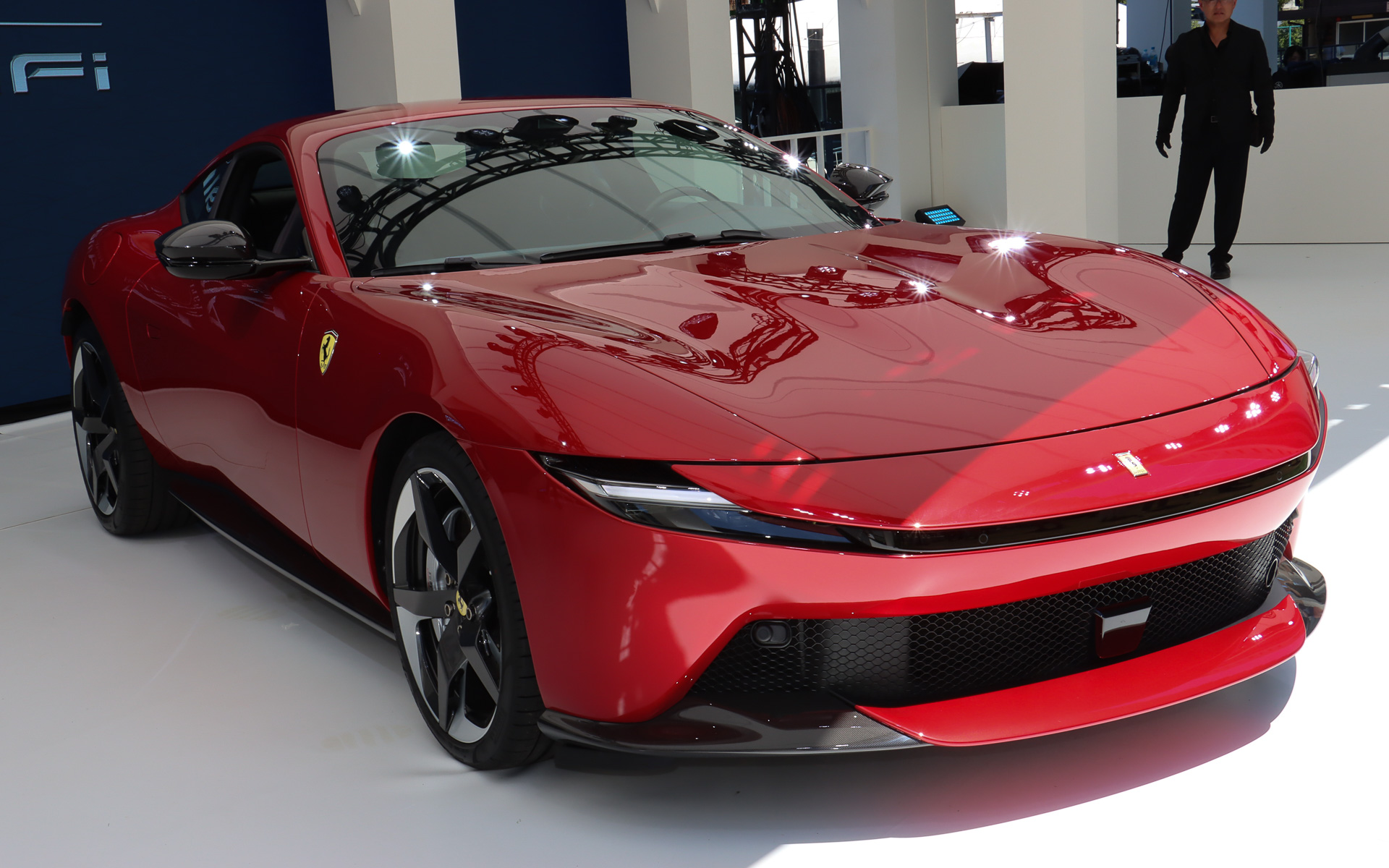 ボディサイズは4660×1974×1301mm（全長×全幅×全高）、ホイールベースは2670mm。車両重量は1470kgで前後重量配分は50：50となる