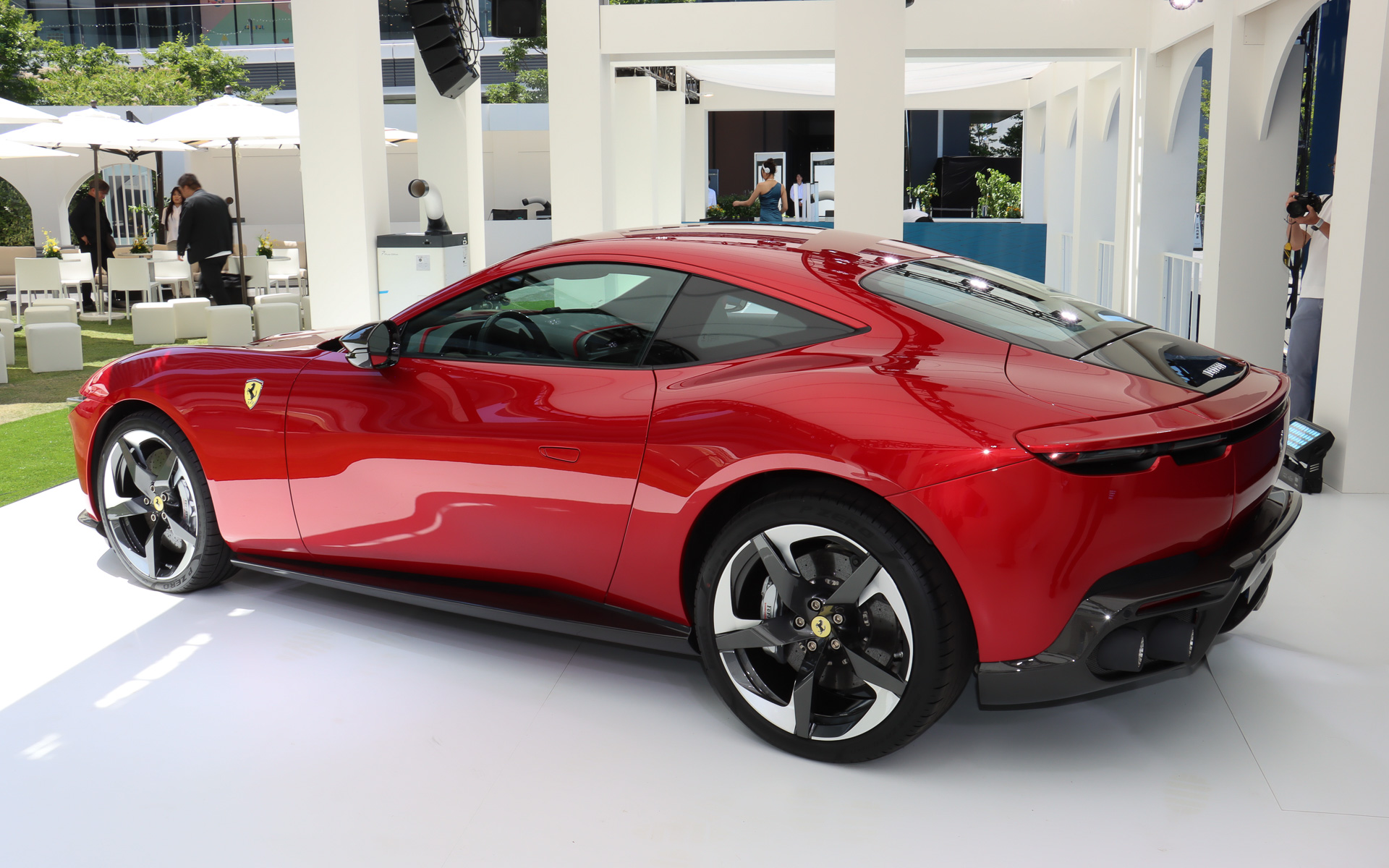 ボディサイズは4660×1974×1301mm（全長×全幅×全高）、ホイールベースは2670mm。車両重量は1470kgで前後重量配分は50：50となる