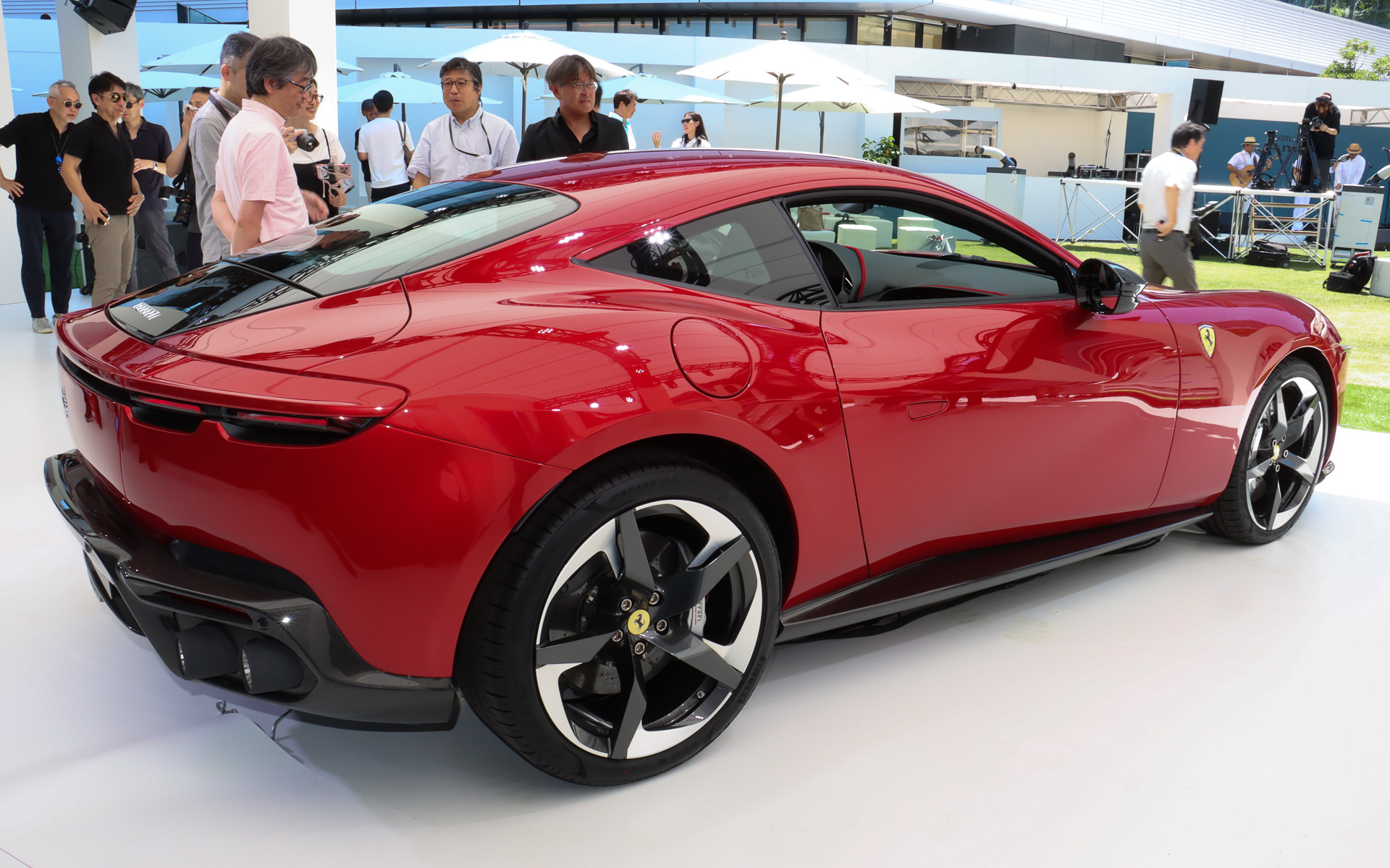 ボディサイズは4660×1974×1301mm（全長×全幅×全高）、ホイールベースは2670mm。車両重量は1470kgで前後重量配分は50：50となる