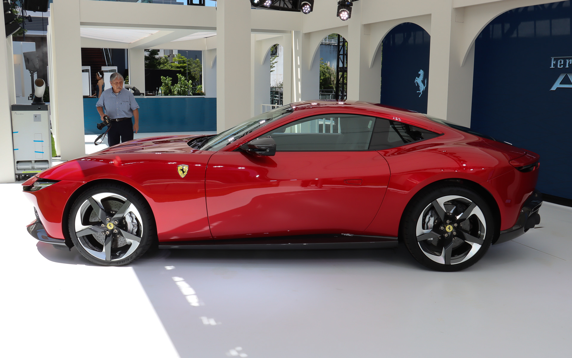 ボディサイズは4660×1974×1301mm（全長×全幅×全高）、ホイールベースは2670mm。車両重量は1470kgで前後重量配分は50：50となる