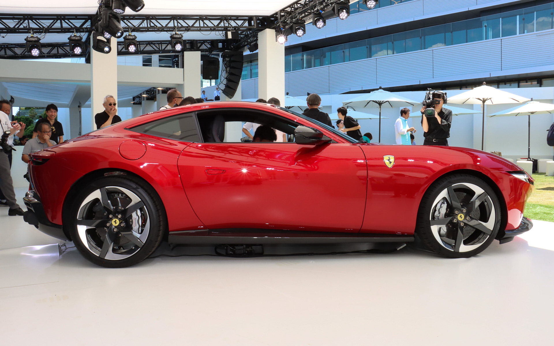 ボディサイズは4660×1974×1301mm（全長×全幅×全高）、ホイールベースは2670mm。車両重量は1470kgで前後重量配分は50：50となる