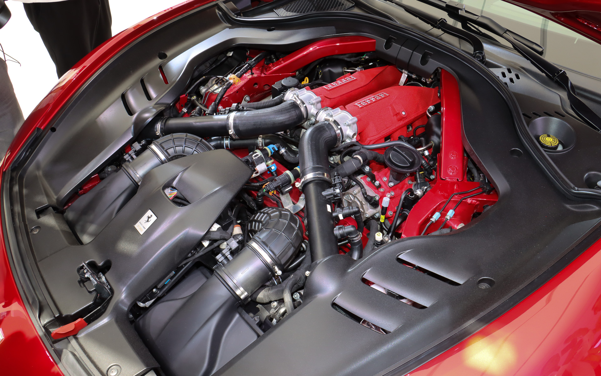 F154型のV型8気筒3.9リッターツインターボエンジンは最高出力470kW（640CV）/7500rpm、最大トルク760Nm/3000-5750rpmを発生