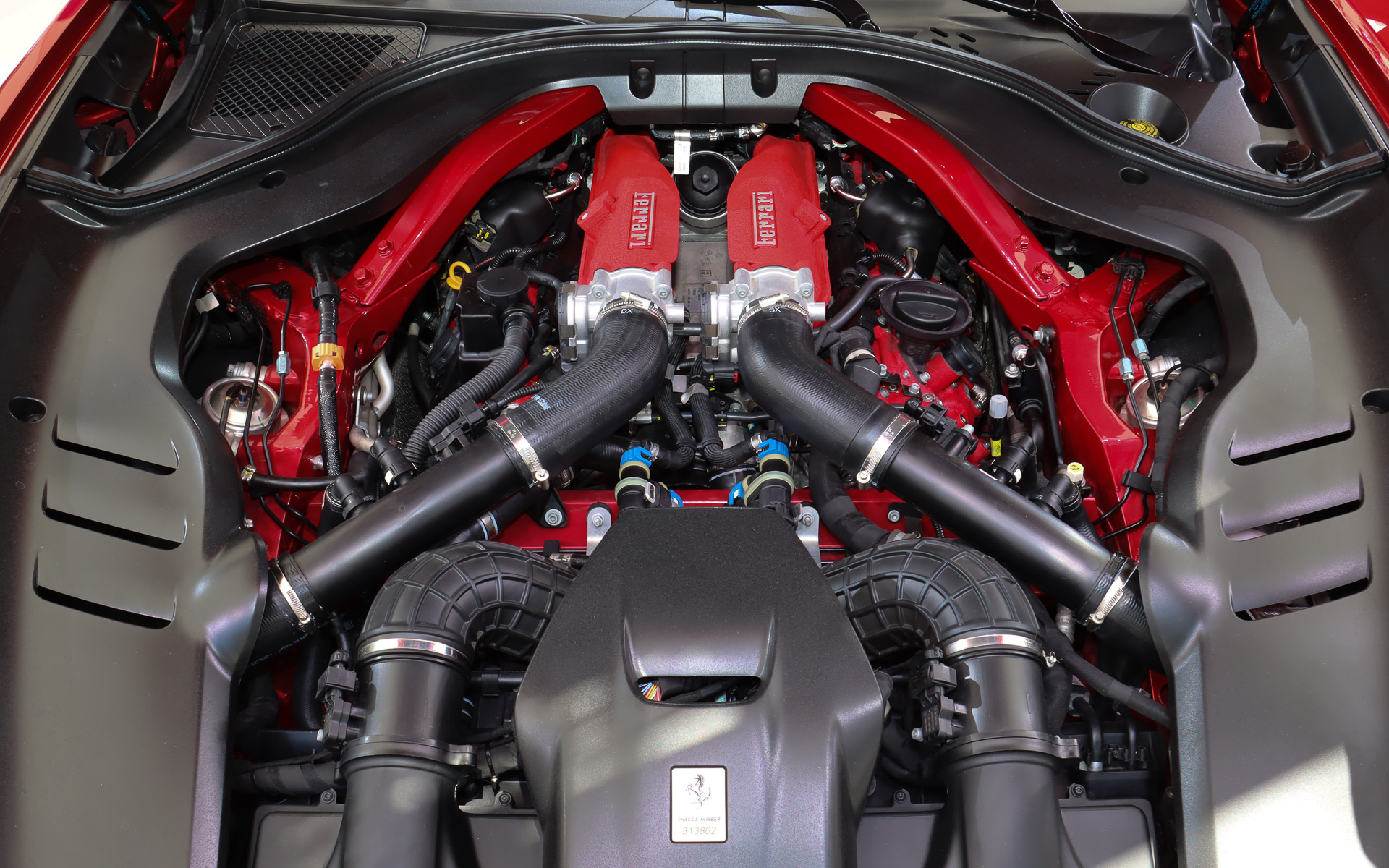 F154型のV型8気筒3.9リッターツインターボエンジンは最高出力470kW（640CV）/7500rpm、最大トルク760Nm/3000-5750rpmを発生