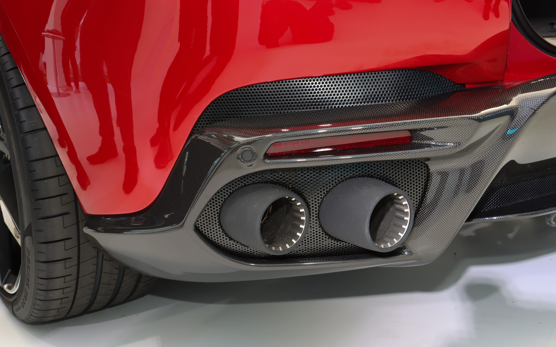 リアバンパーの両側に2本出しのエキゾーストエンドを組み込むスタイル