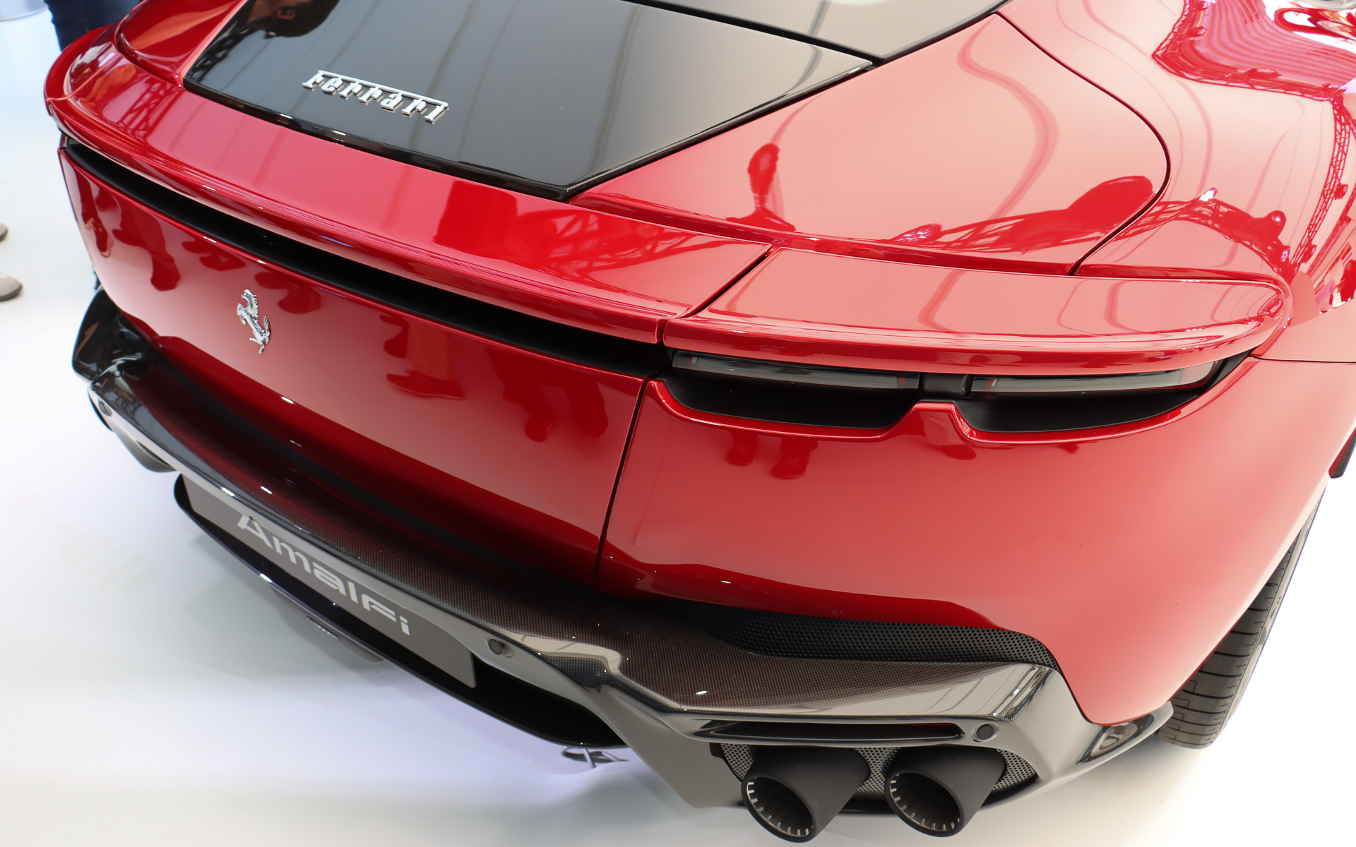 ボディのリアエンドに「可変アクティブ・ウィング」を装備。走行状況に応じて高さが自動的に切り替わる仕組みで、停車状態ではLD（ロー・ドラッグ）位置で固定される