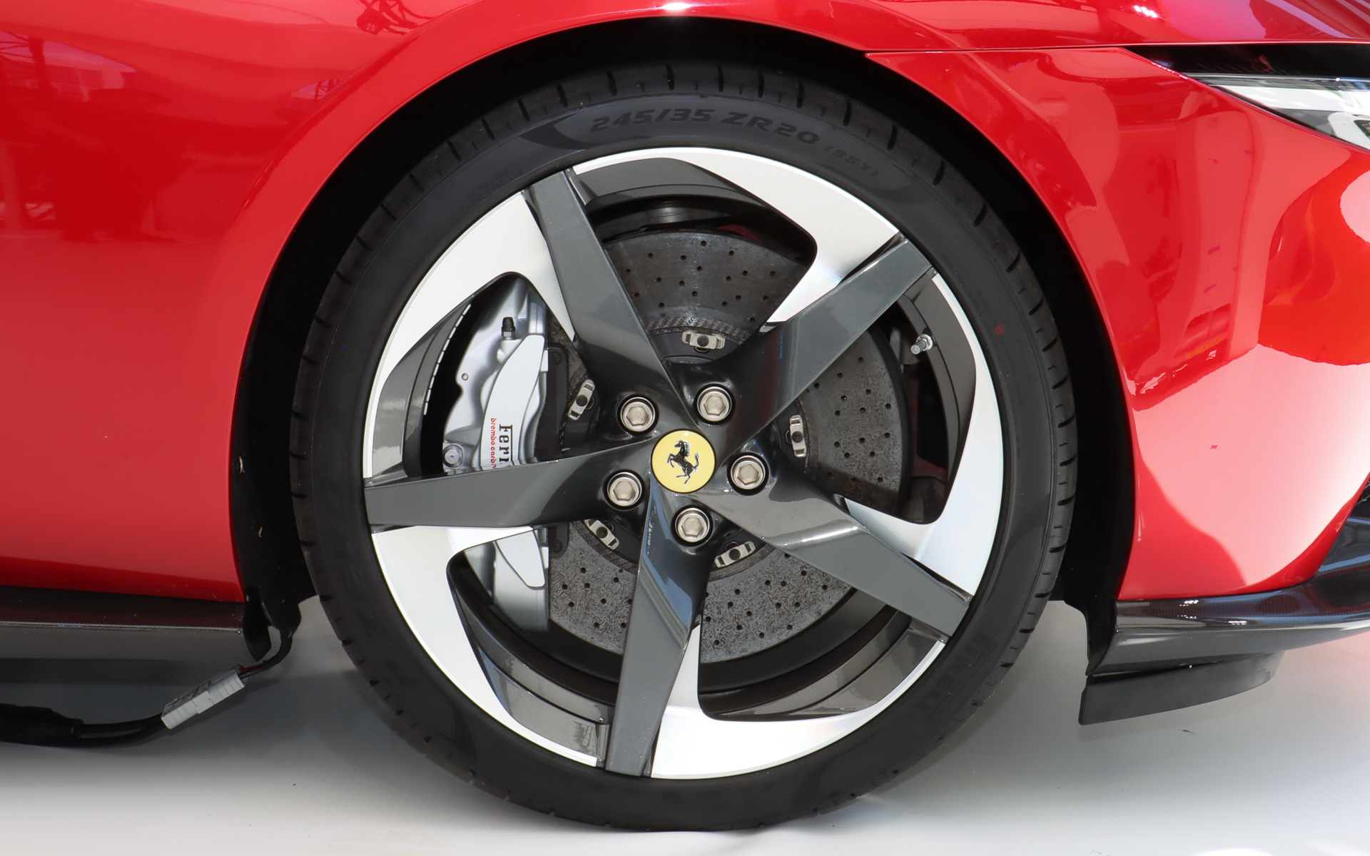 タイヤサイズはフロントが245/35ZR20、リアが285/35ZR20。標準タイヤをテクニカル・パートナーであるピレリ、ブリヂストンの2社と共同開発し、「P Zero」（写真）、または「Potenza Sport」のいずれかを装着する