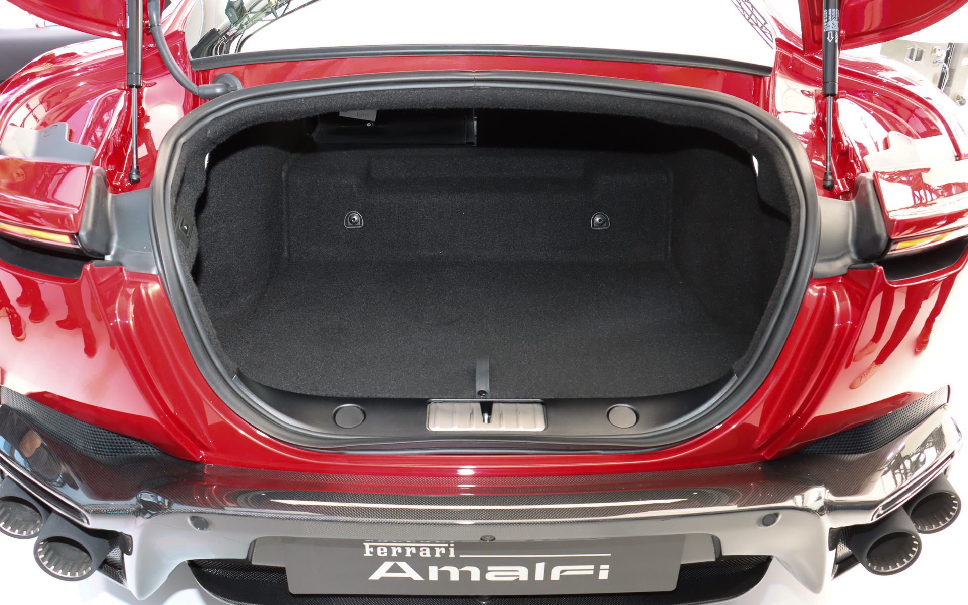 トランク容量は273L。リアシートの背もたれを前方に倒して長尺物を収納するトランクスルー機能も備える