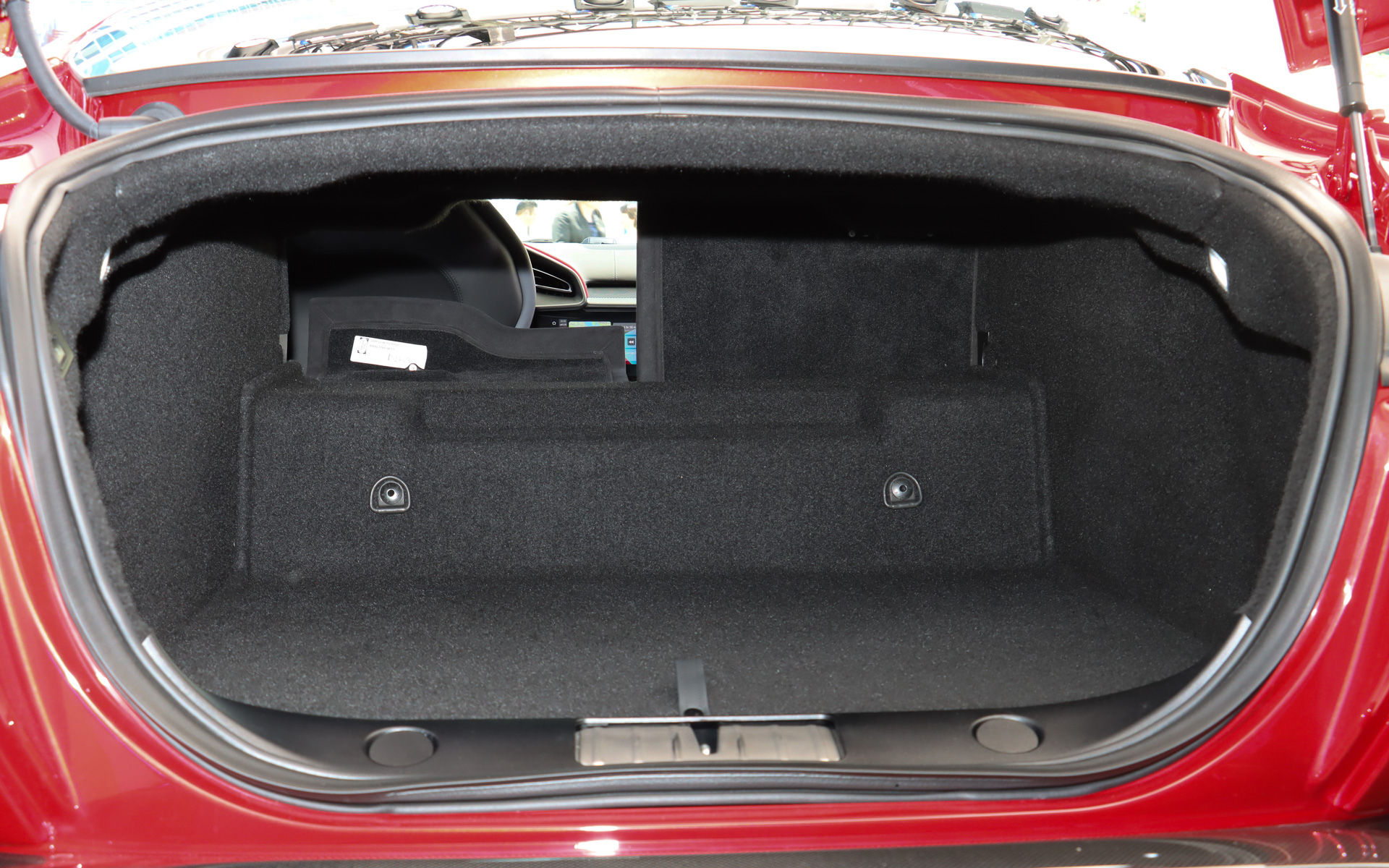 トランク容量は273L。リアシートの背もたれを前方に倒して長尺物を収納するトランクスルー機能も備える