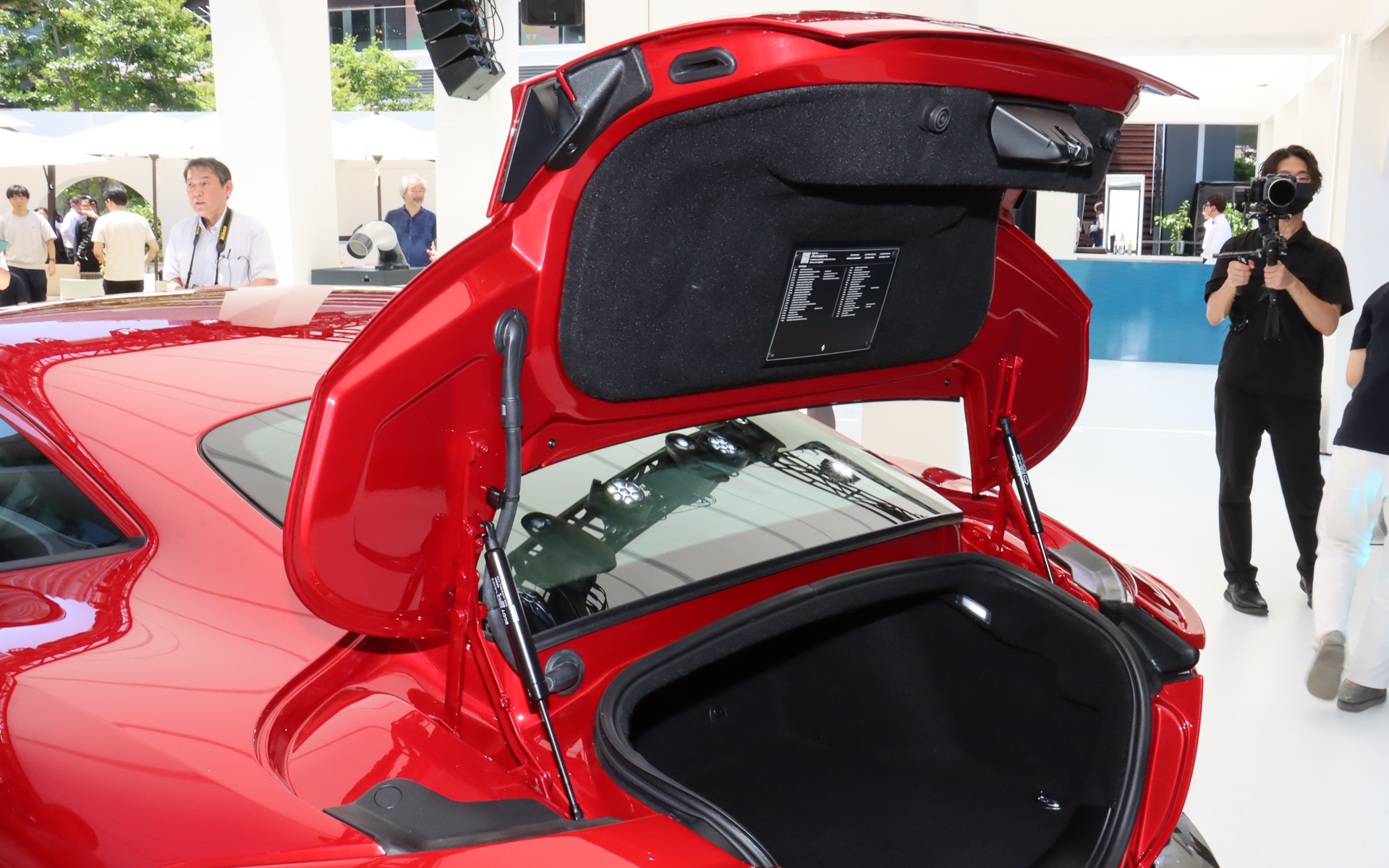 トランクリッド内側に装着するオプションなどを一覧表示するパネルを設置