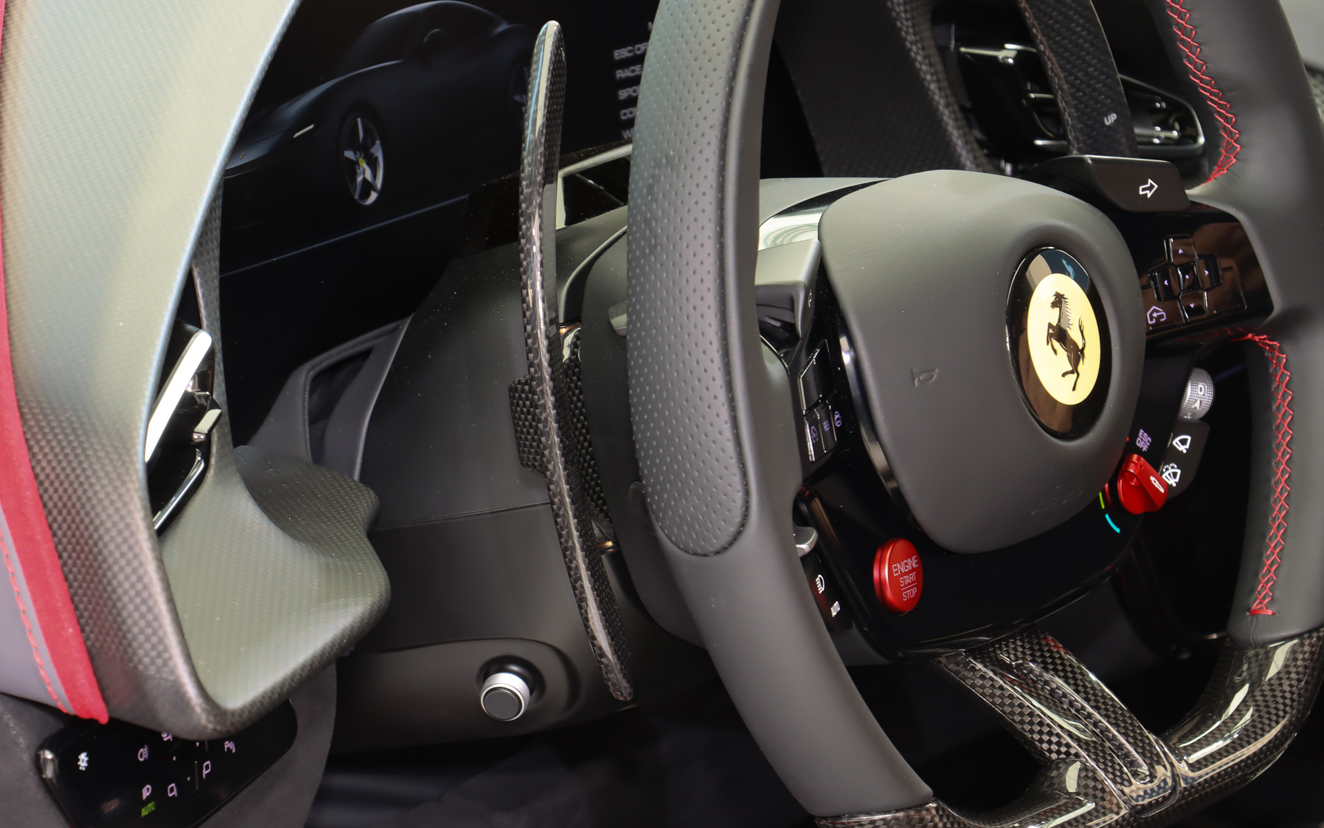 ステアリングの奥にカーボン製の大型パドルシフトを備える