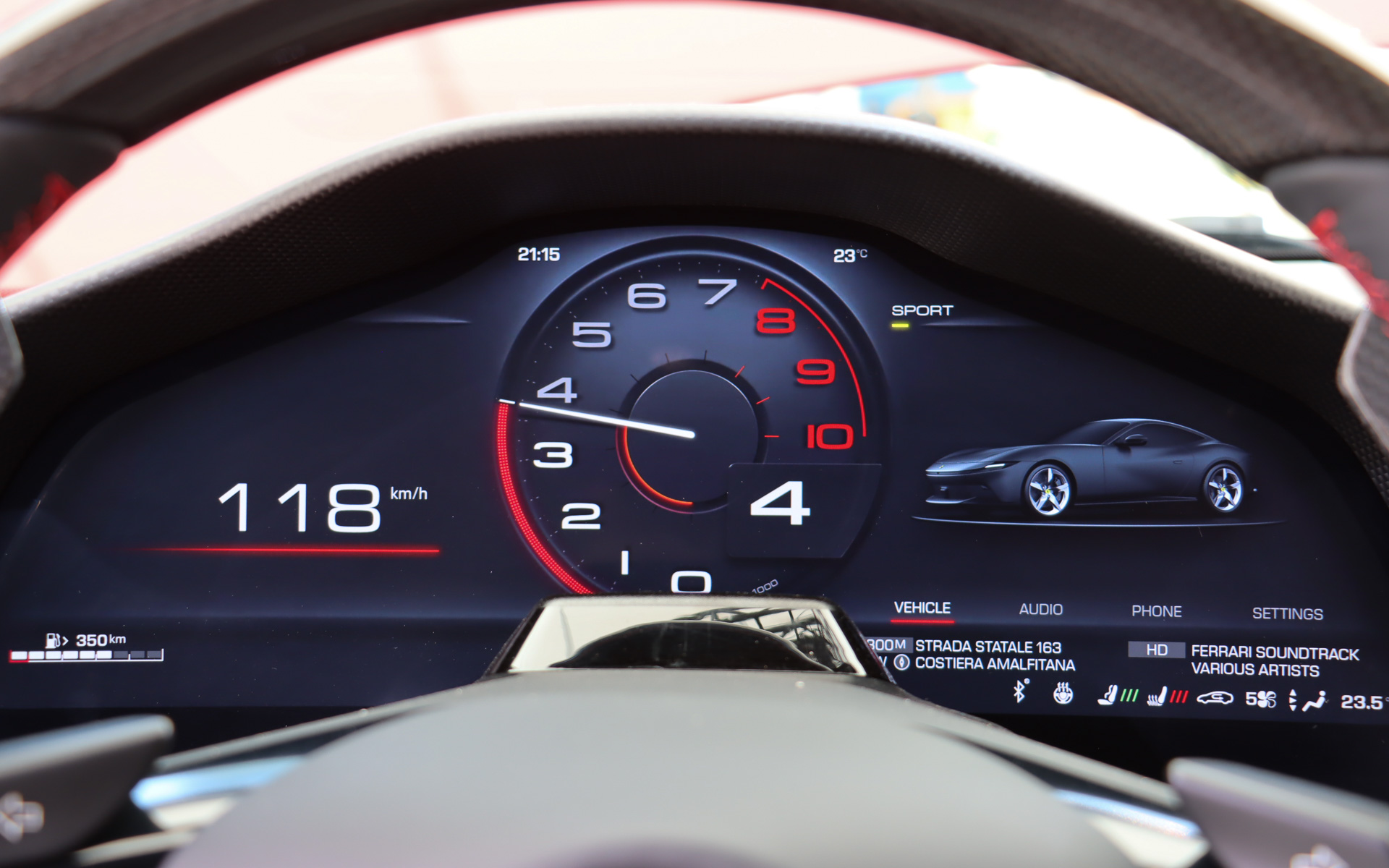 撮影車両はもちろん停車状態だが、15.6インチのデジタル式インストゥルメントクラスターはデモモードに設定され、走行中に表示されると思われる各種情報を表示していた