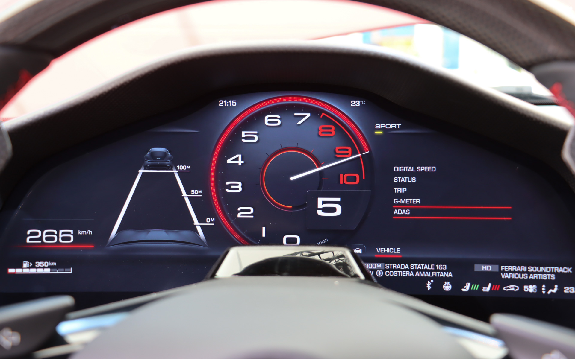 撮影車両はもちろん停車状態だが、15.6インチのデジタル式インストゥルメントクラスターはデモモードに設定され、走行中に表示されると思われる各種情報を表示していた