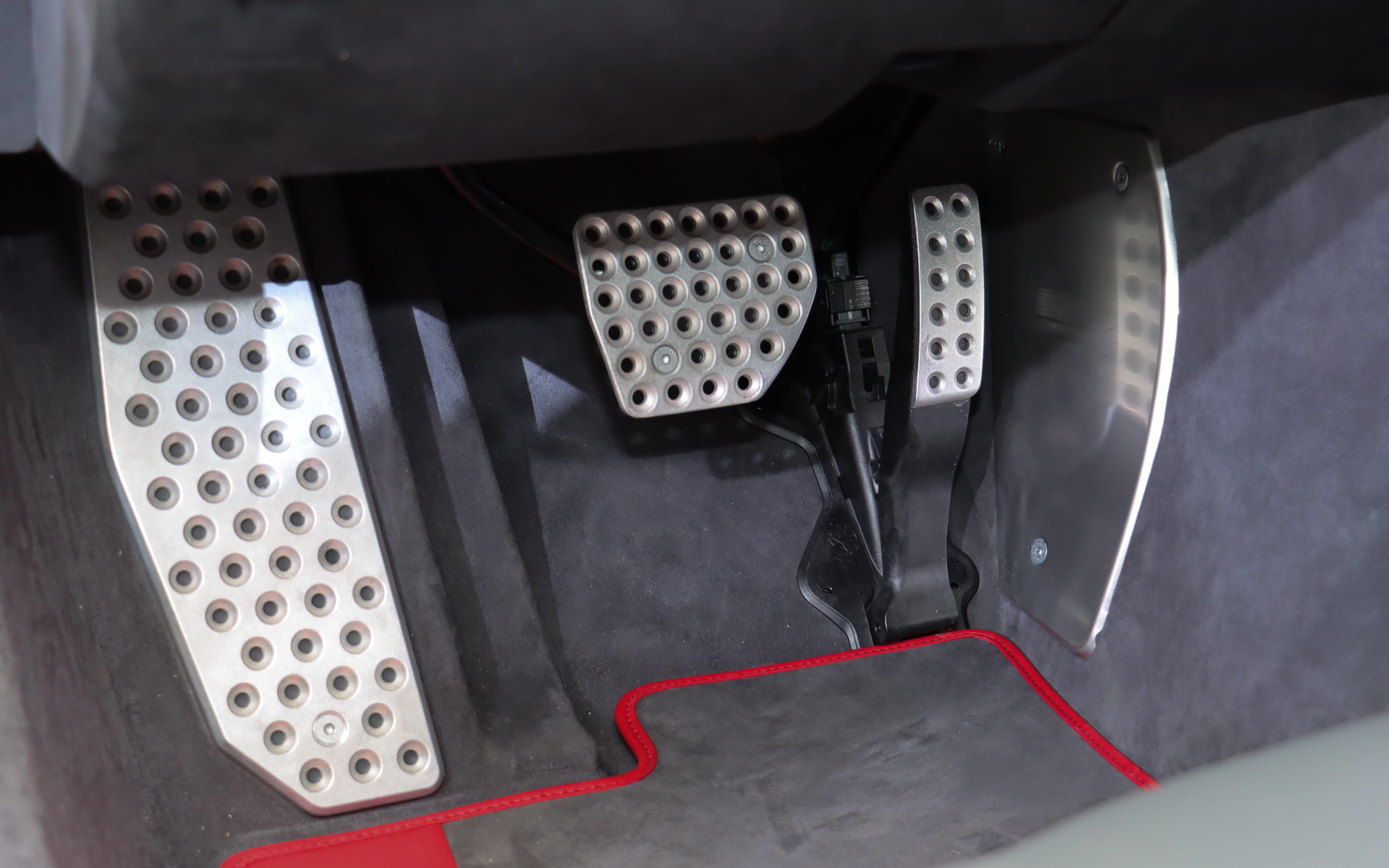 アクセルペダルはかかと側に支点があるオルガン式