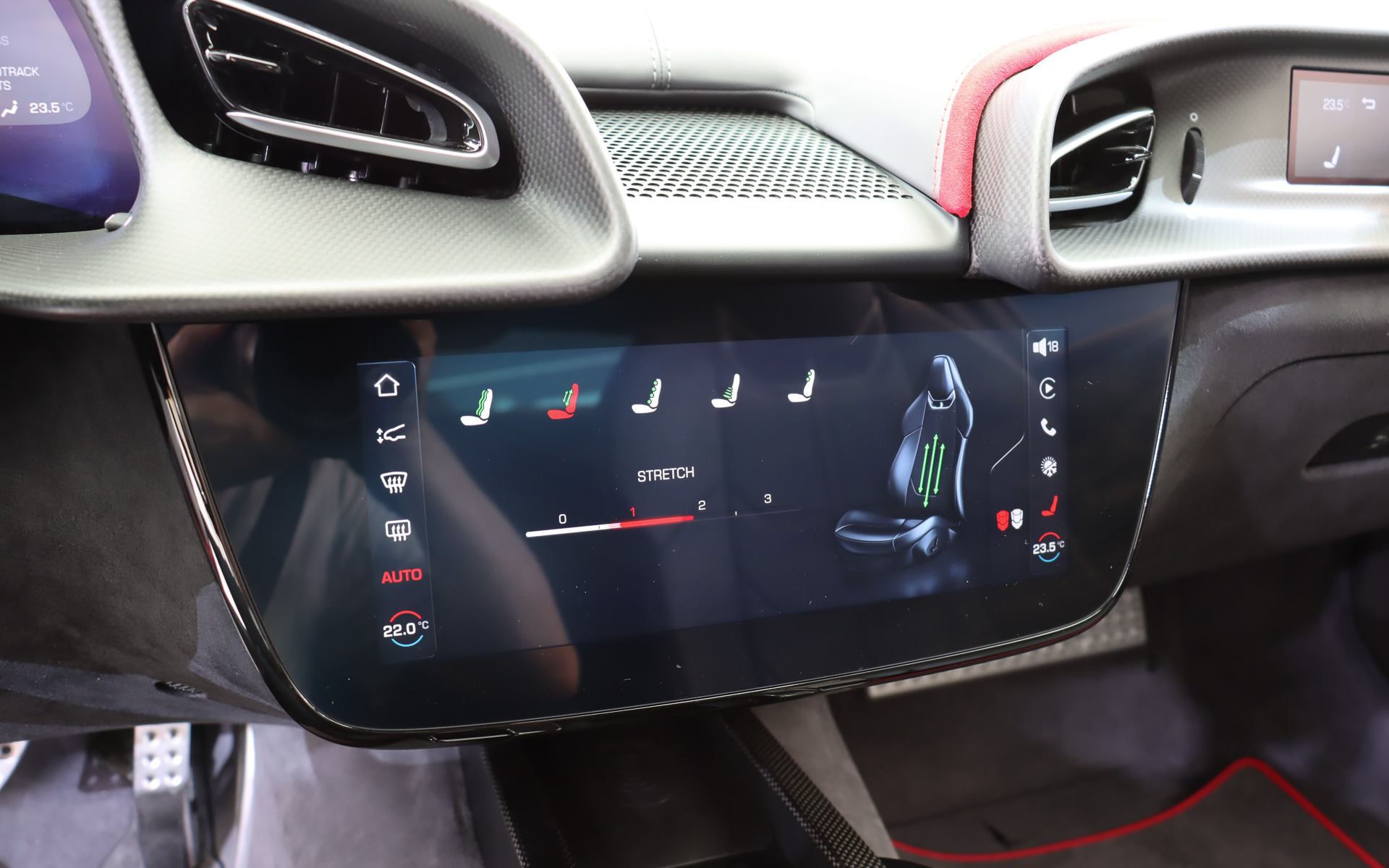 インパネ中央の10.25インチのタッチパネルディスプレイ