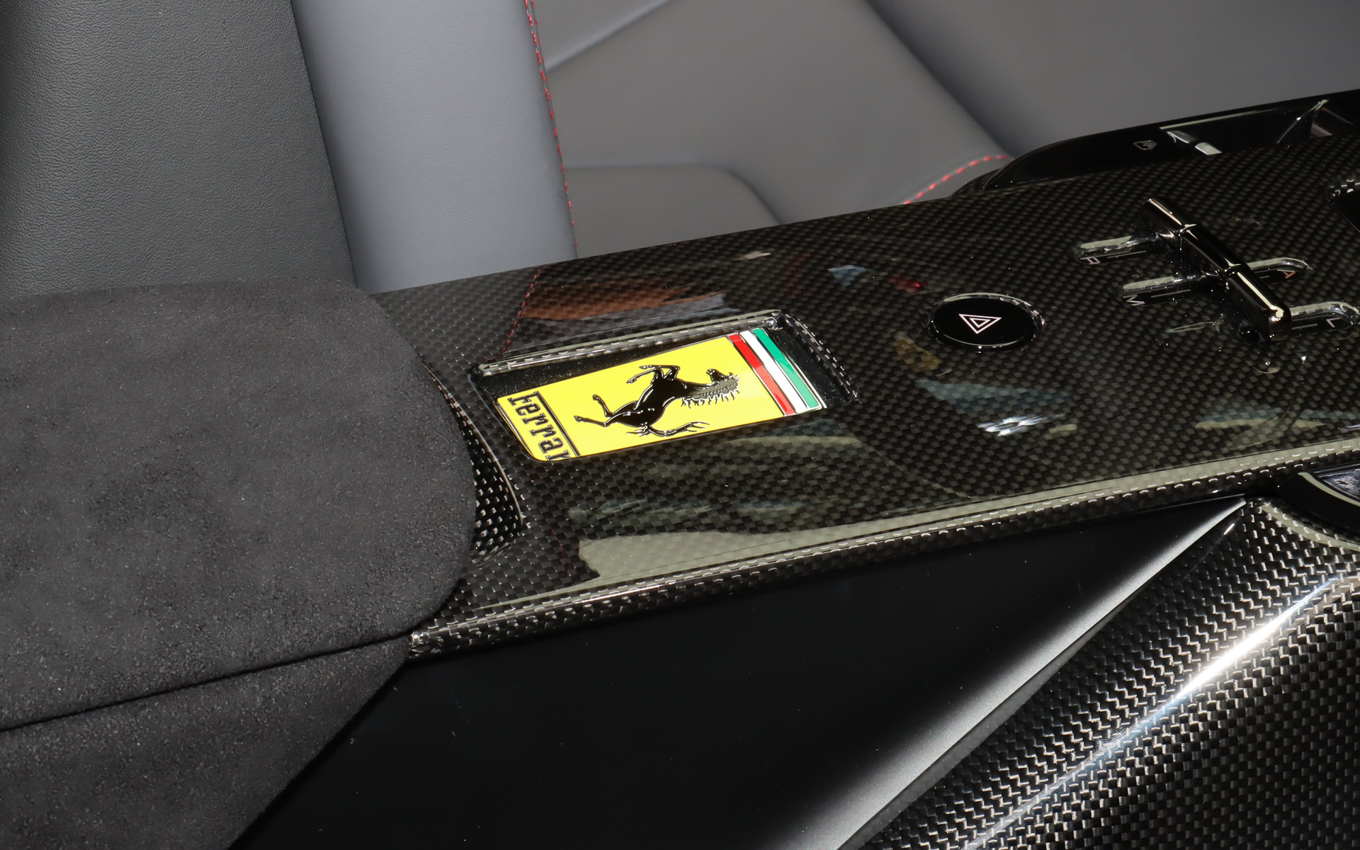 センターコンソールの中央にも大型のフェラーリエンブレムを配置