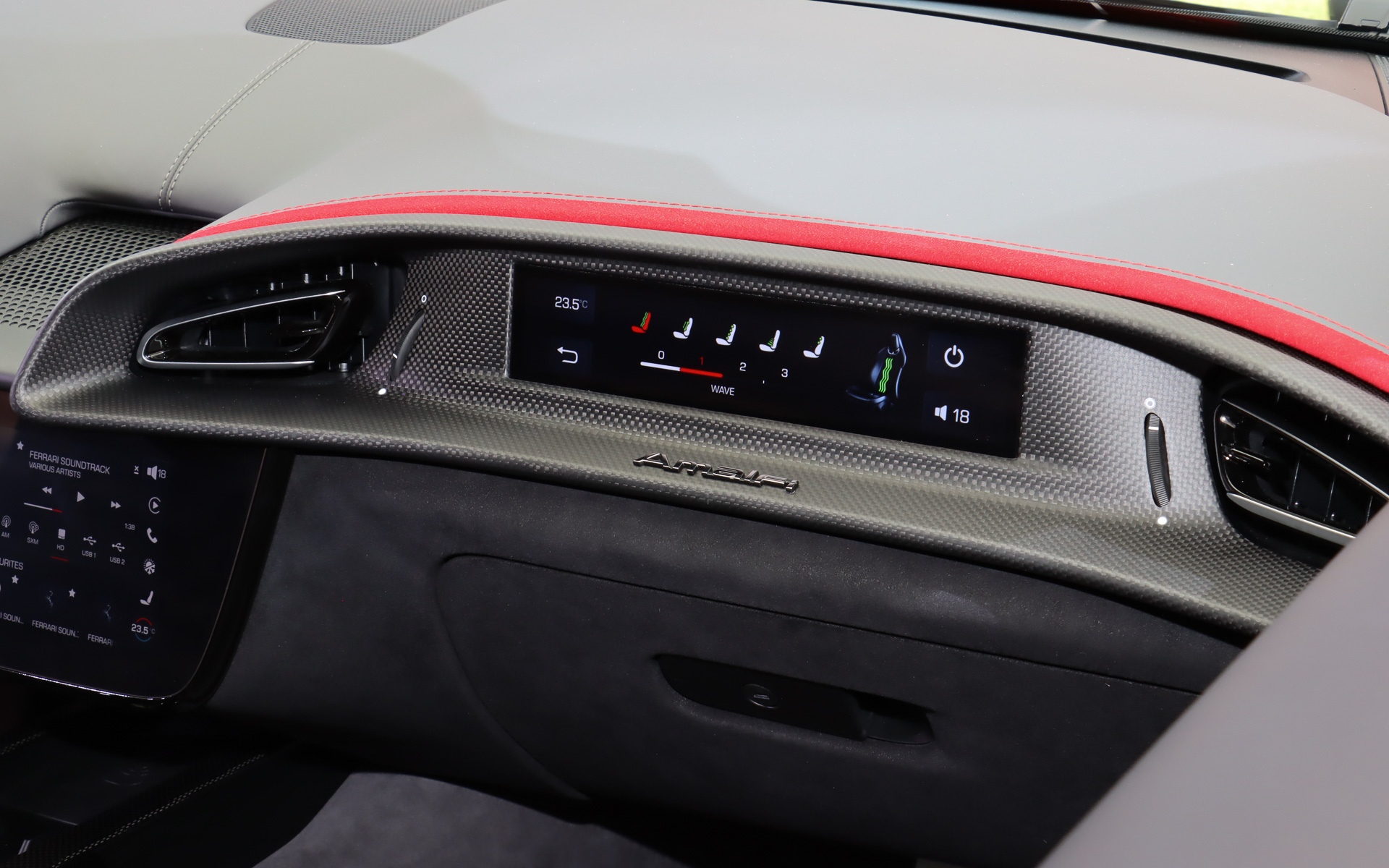 助手席前方にも8.8インチのパッセンジャー用ディスプレイを搭載する