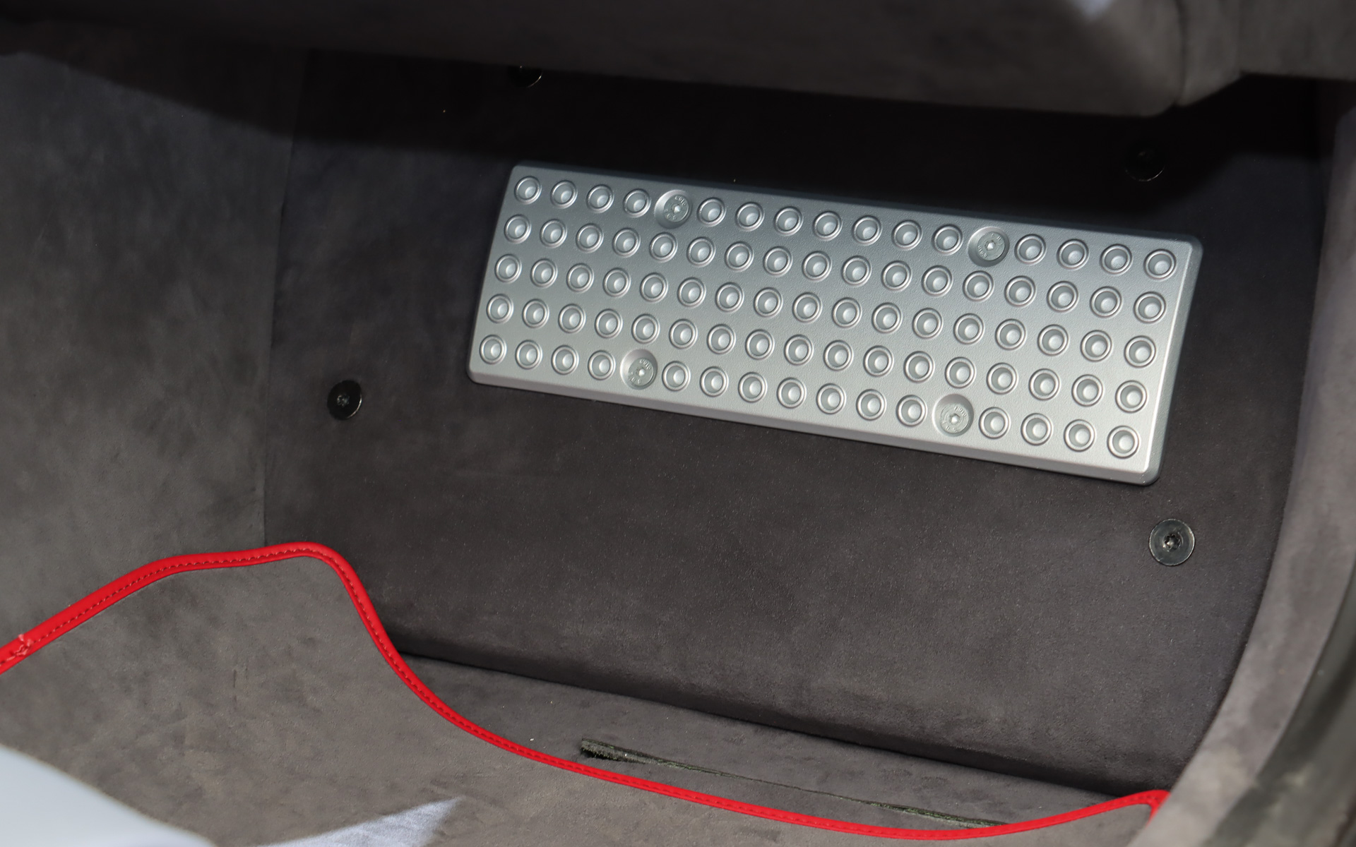 助手席の足下前方に大型のフットプレートを用意