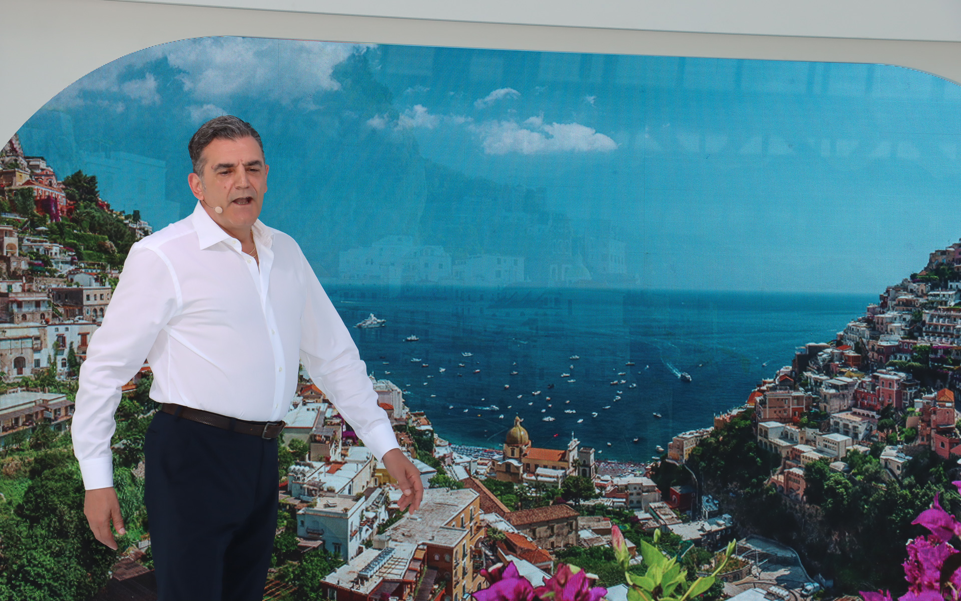 アマルフィはコスティエラに捧げるオマージュであり、スポーティさやエレガンス、人生の喜びが完璧に融合した1台とロマニエッロ氏