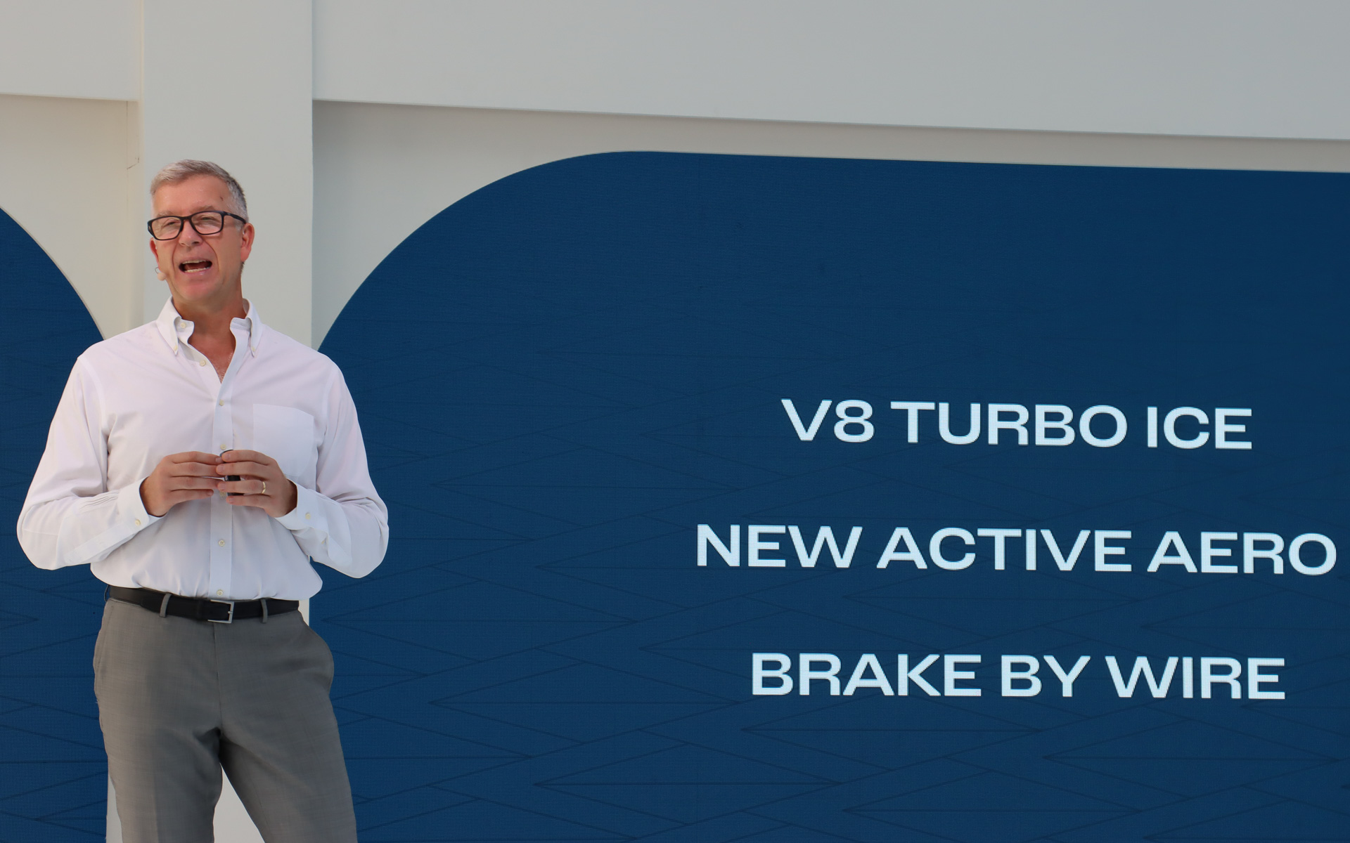 走行性能の改良点としてエンジン、可変アクティブ・ウィング、ブレーキ・バイ・ワイヤの3点を紹介