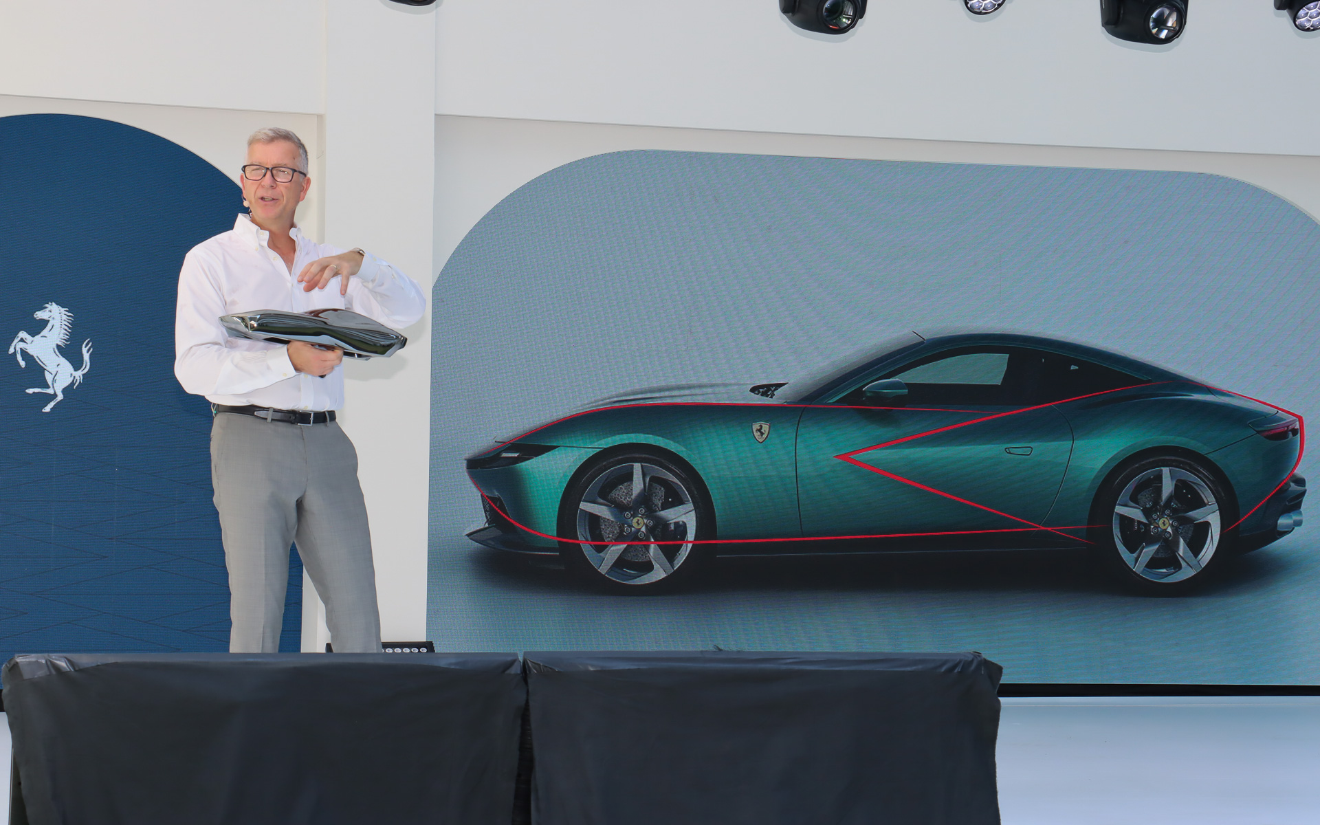 「メタフォーム」と呼ばれる立体物を紹介しつつ、アマルフィの外観デザインについて解説