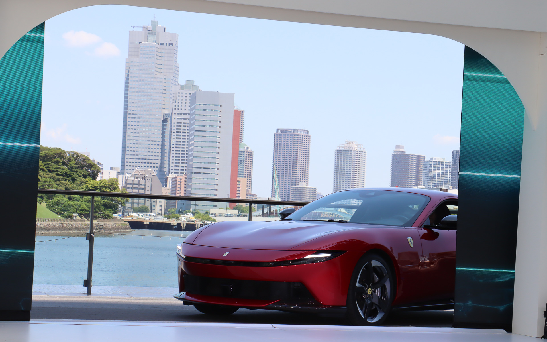 カランド氏のプレゼンテーション終了後、ステージ後方のLEDパネルが左右に開いてアマルフィが日本初公開