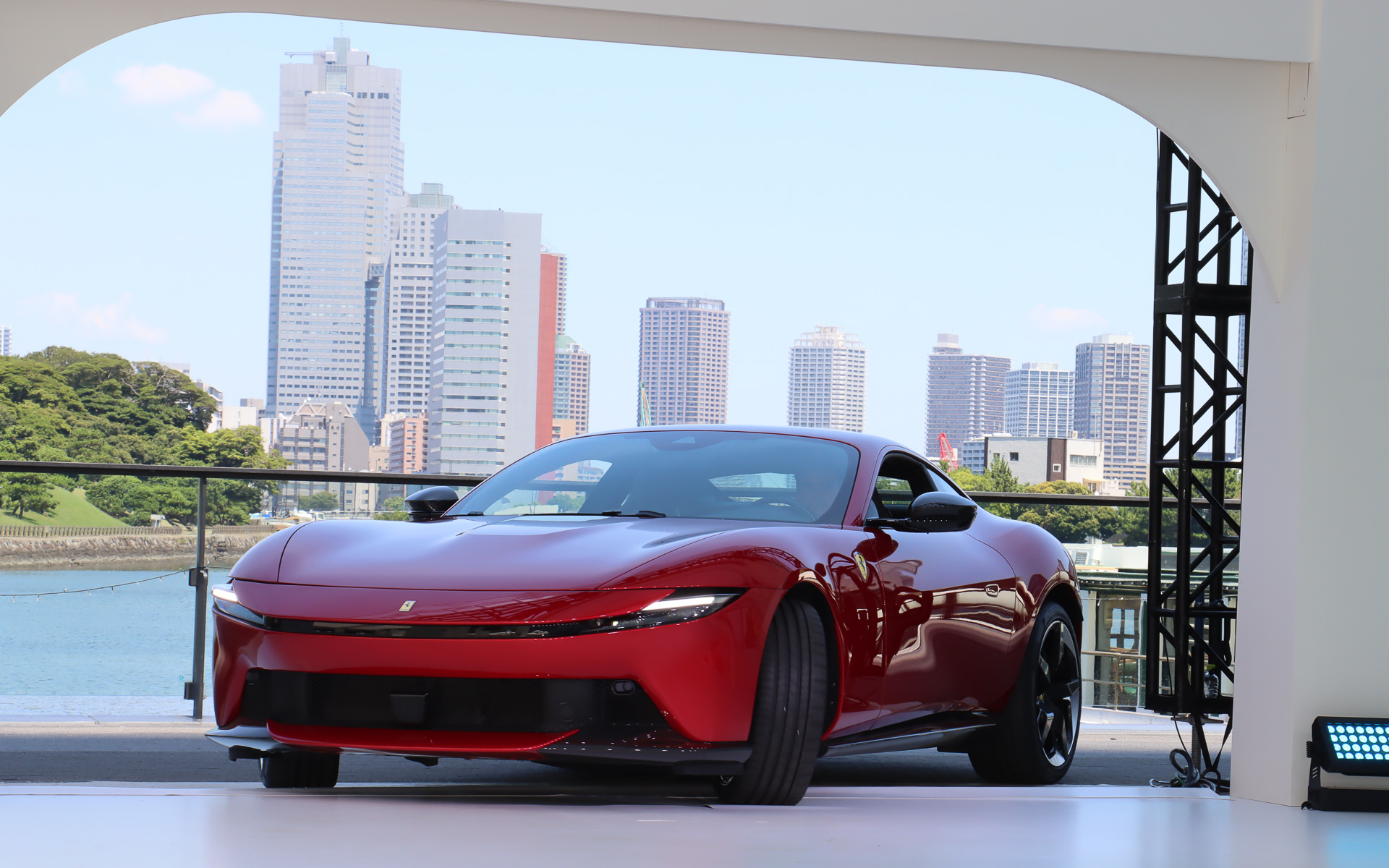 カランド氏のプレゼンテーション終了後、ステージ後方のLEDパネルが左右に開いてアマルフィが日本初公開