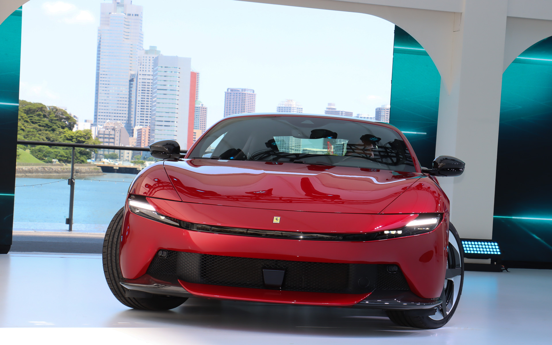 カランド氏のプレゼンテーション終了後、ステージ後方のLEDパネルが左右に開いてアマルフィが日本初公開