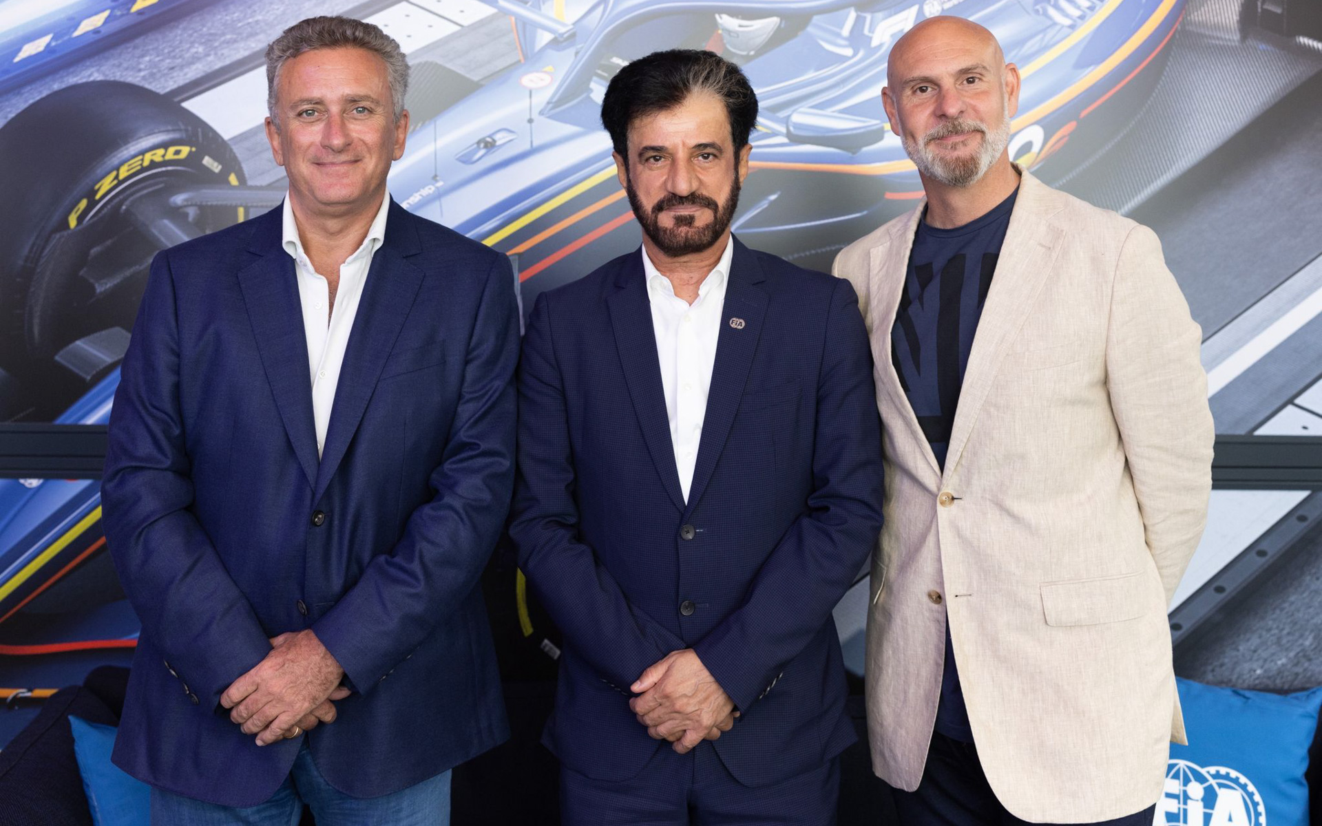 写真左から、リバティ・グローバルCEOのマイク・フリース（Mike Fries）氏、FIA会長のモハメド・ビン・スライエム（Mohammed Ben Sulayem）氏、フォーミュラ E CEOのジェフ・ドッズ（Jeff Dodds）氏