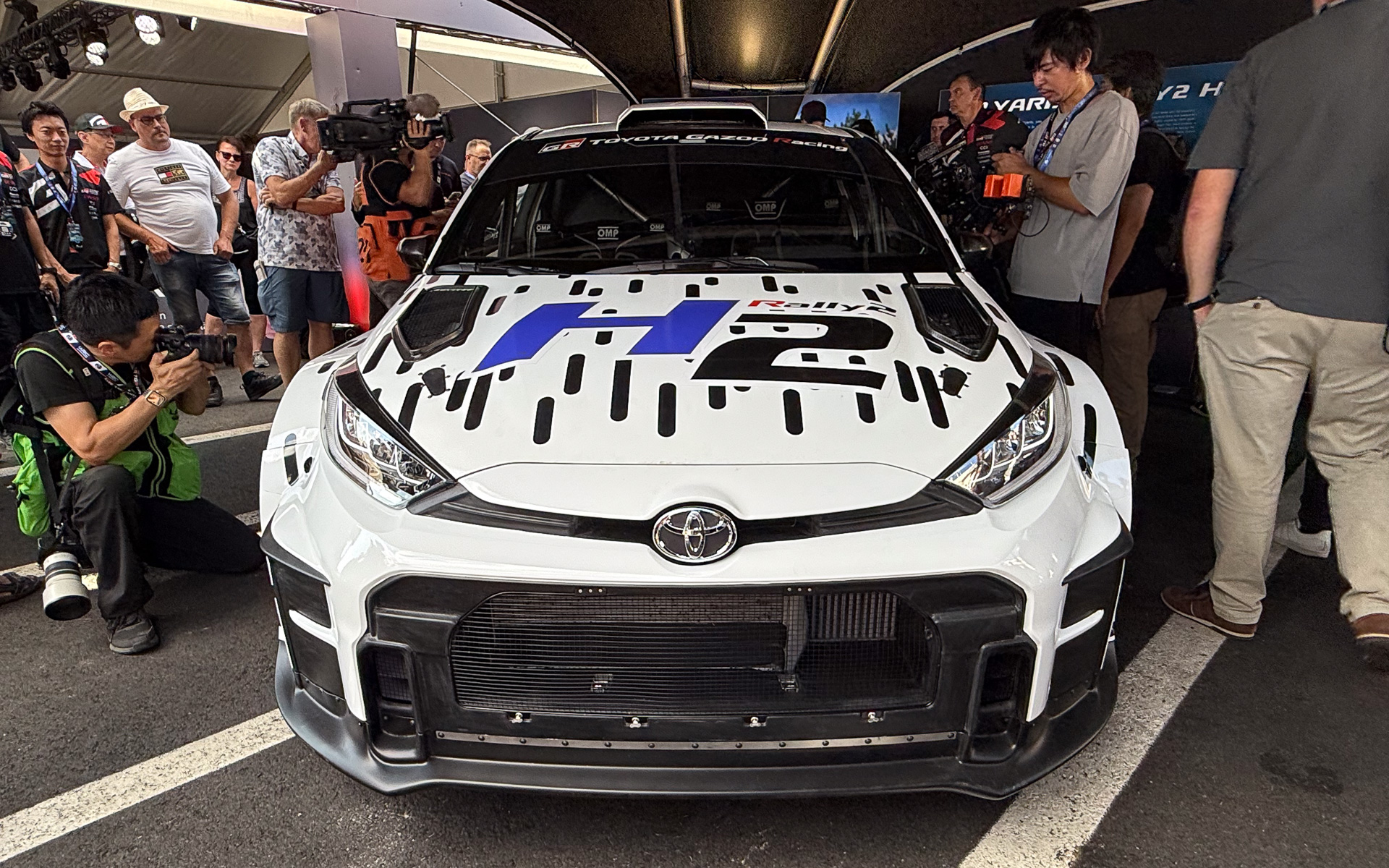 水素を燃やして走るクルマとあってか、ラリーフィンランドを訪れた多く人が興味を持っていた