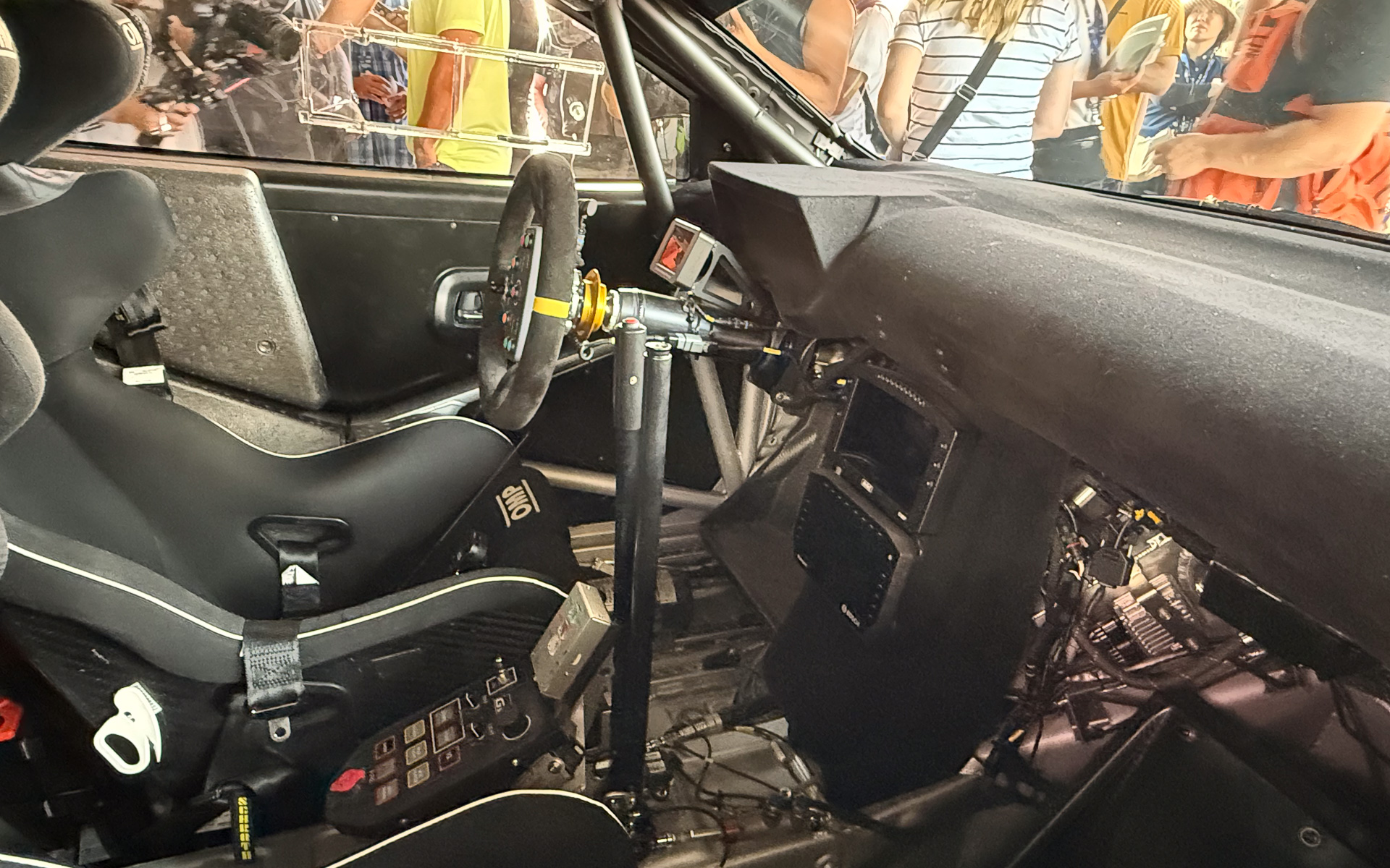 GRヤリス ラリー2 H2コンセプトのコクピット。ベース車両が市販マシンであるGRヤリス ラリー2であるためか、しっかり作り込まれている印象