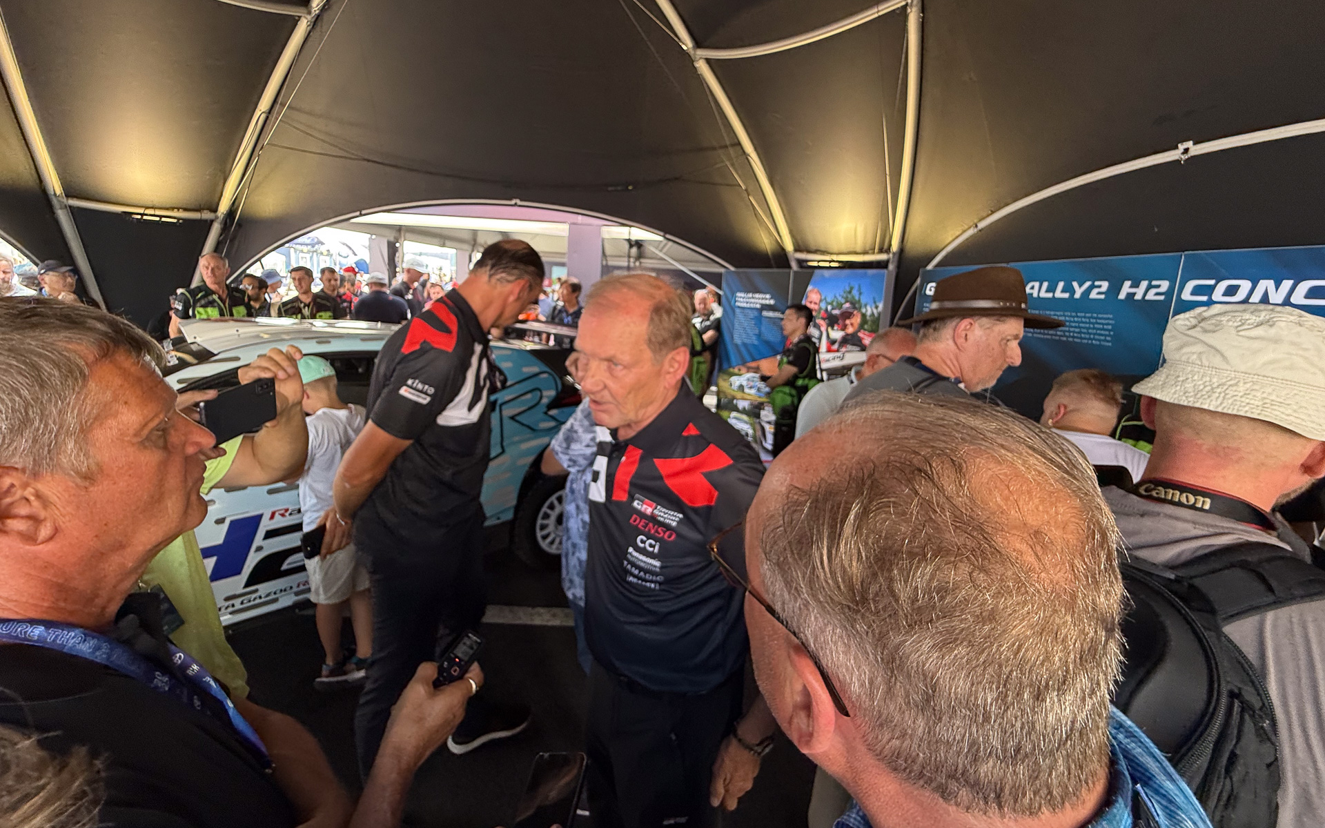 発表後、多くの報道陣に囲まれるTGR-WRT ユハ・カンクネン代表代行