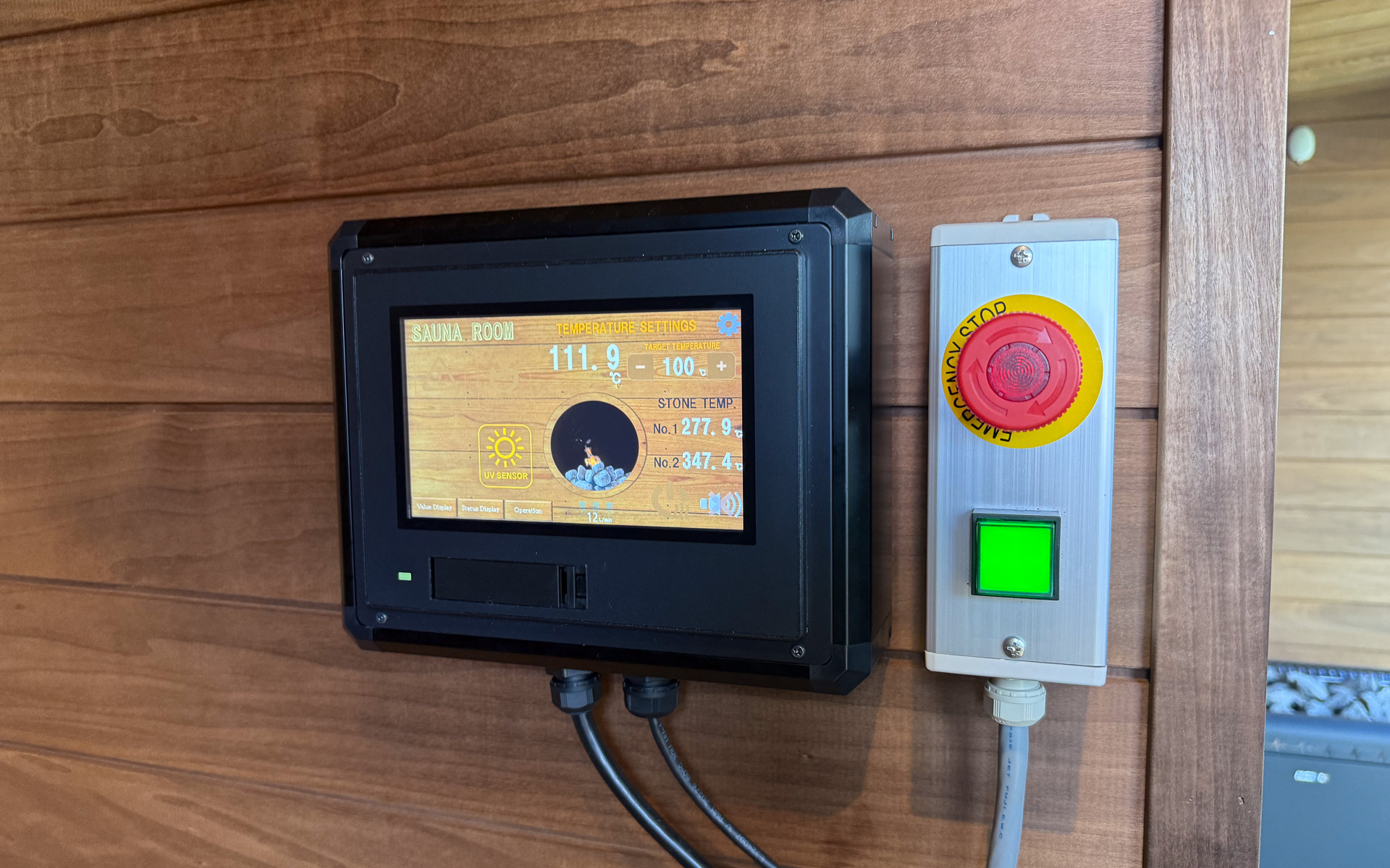 サウナルームのモニタ。サウナストーンの温度も2箇所で見ているようだ
