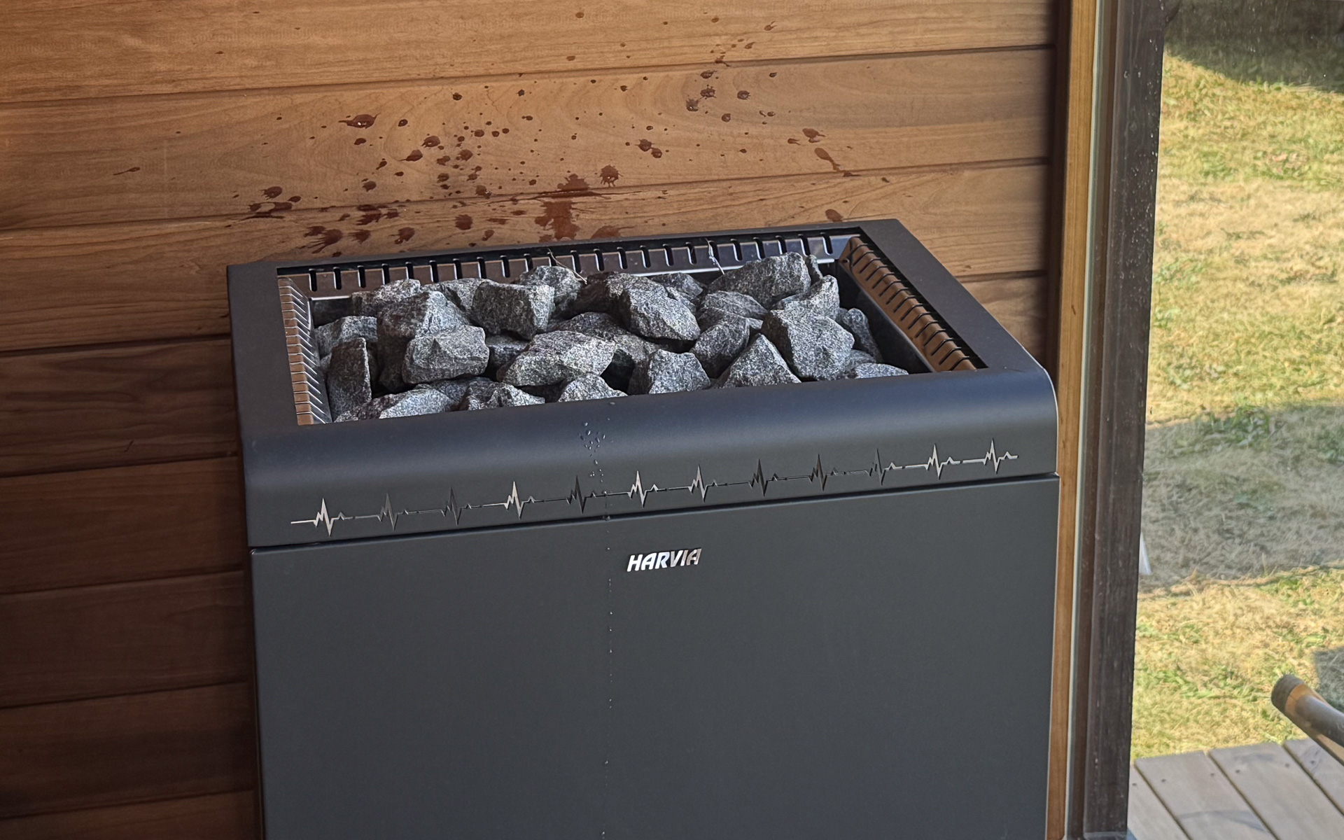 トヨタとハルビアが共同開発した水素燃焼のサウナストーブ。ハルビアの技術によりサウナストーンの上に水をかけるロウリュにも対応する