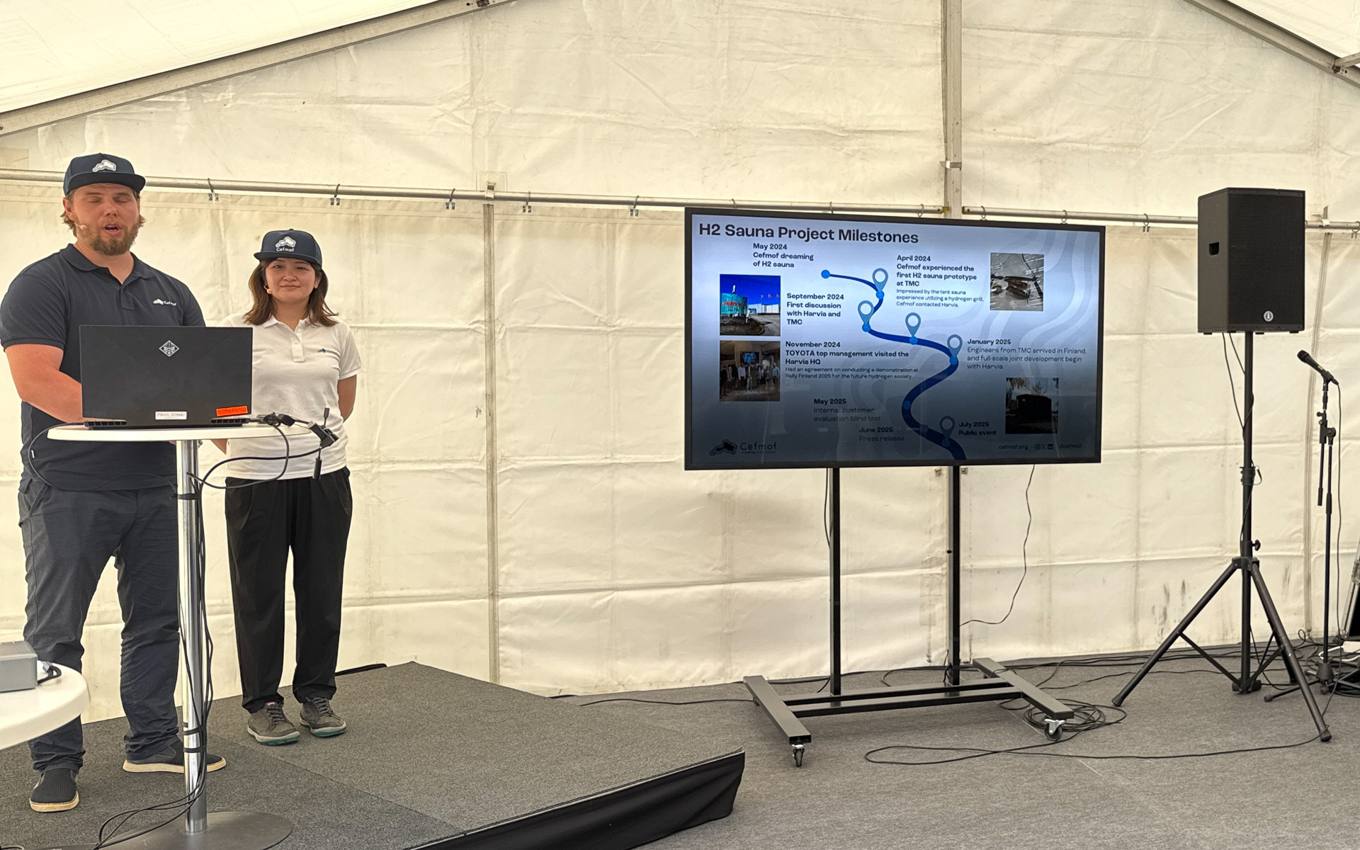 Cefmofの取り組みについて紹介する事務局長 新井春香氏（右）と、事務局長代理 ラウリ・バラマキ氏（左）