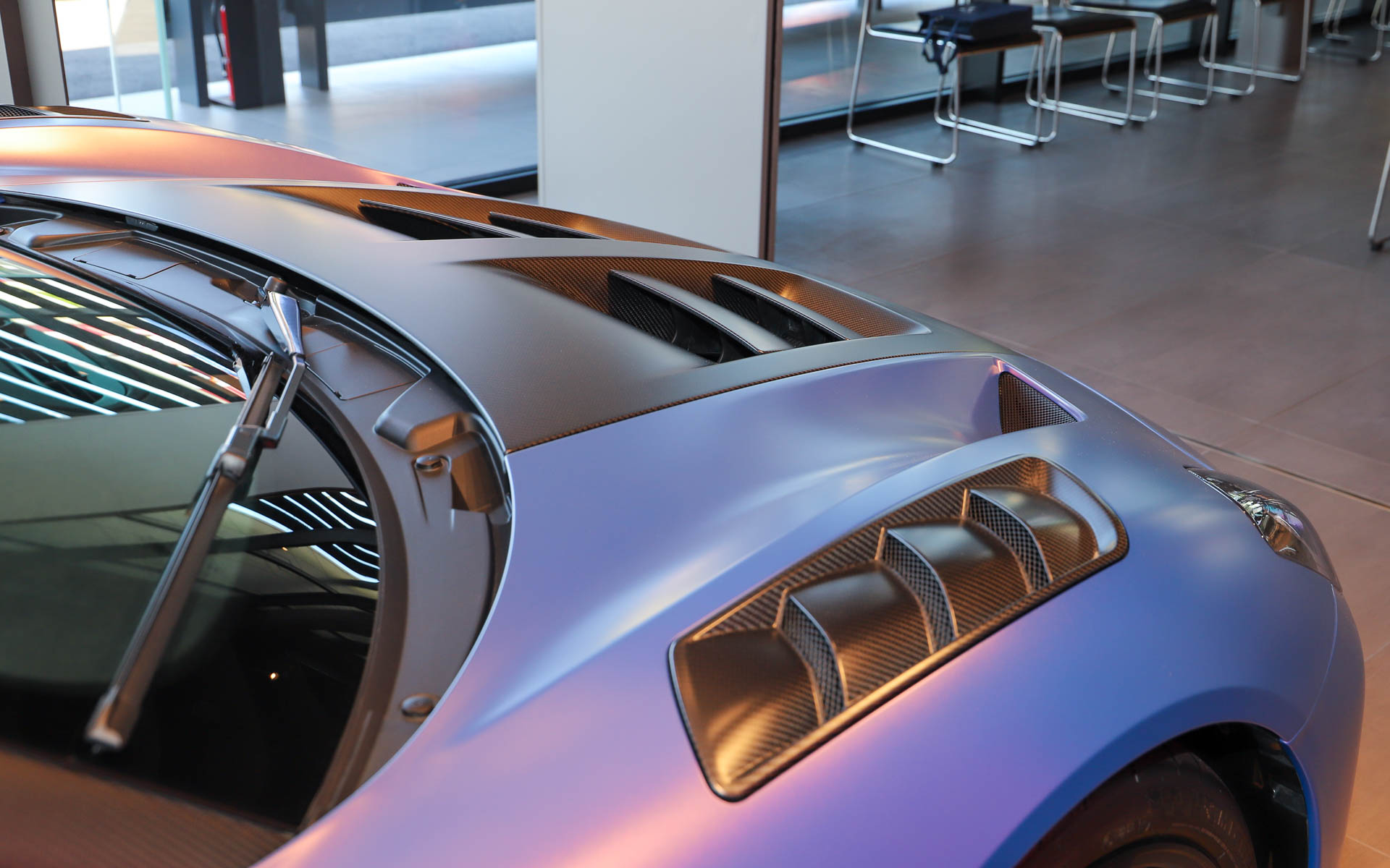 サーキット専用モデルの「GT2」からパーツを流用しつつ、公道も走行できるようにしている