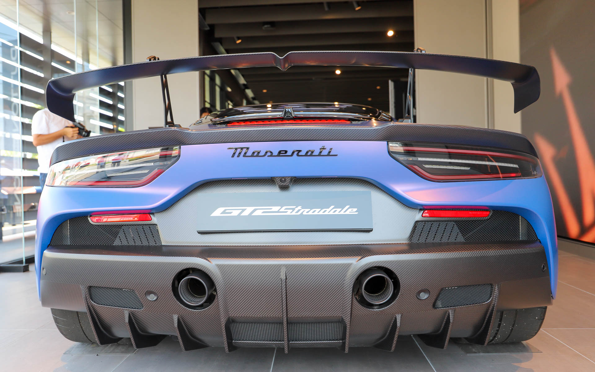 ベースとなった「MC20」と同じV型6気筒3.0リッターツインターボ“ネットゥーノ”エンジンを搭載。フードにトライデントを摸したデザインが採用されているところにイタリアンデザインらしさを感じる