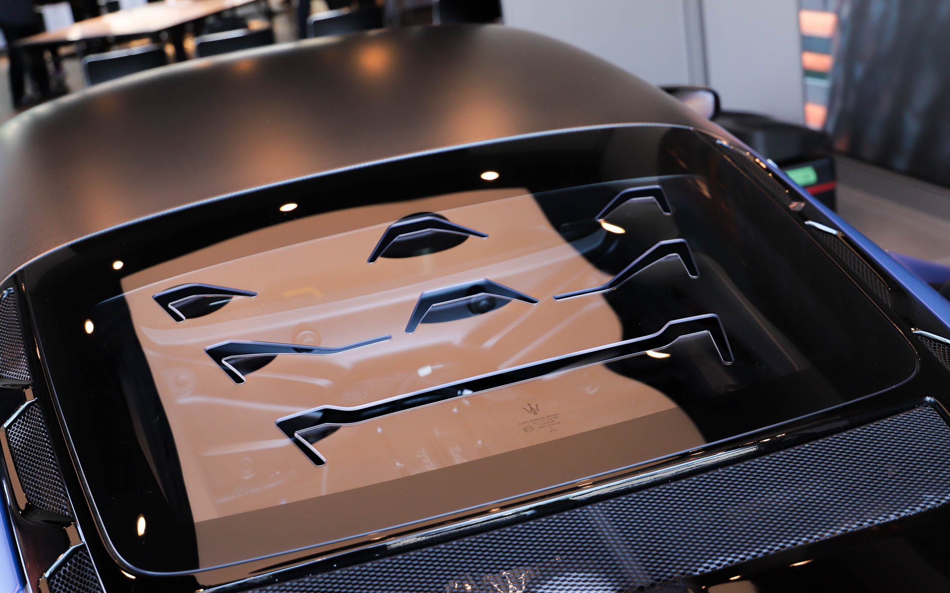 ベースとなった「MC20」と同じV型6気筒3.0リッターツインターボ“ネットゥーノ”エンジンを搭載。フードにトライデントを摸したデザインが採用されているところにイタリアンデザインらしさを感じる