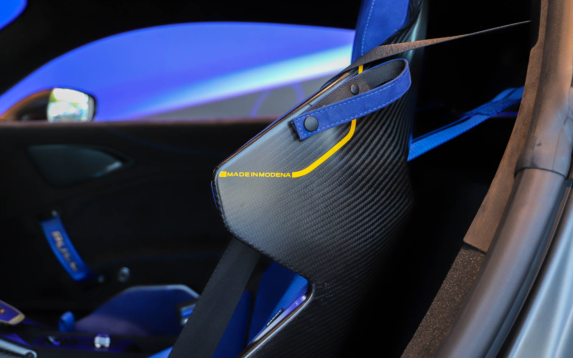 ドアを開けないと見えない位置に「MADE IN MODENA」「GT2 Stradale」の文字