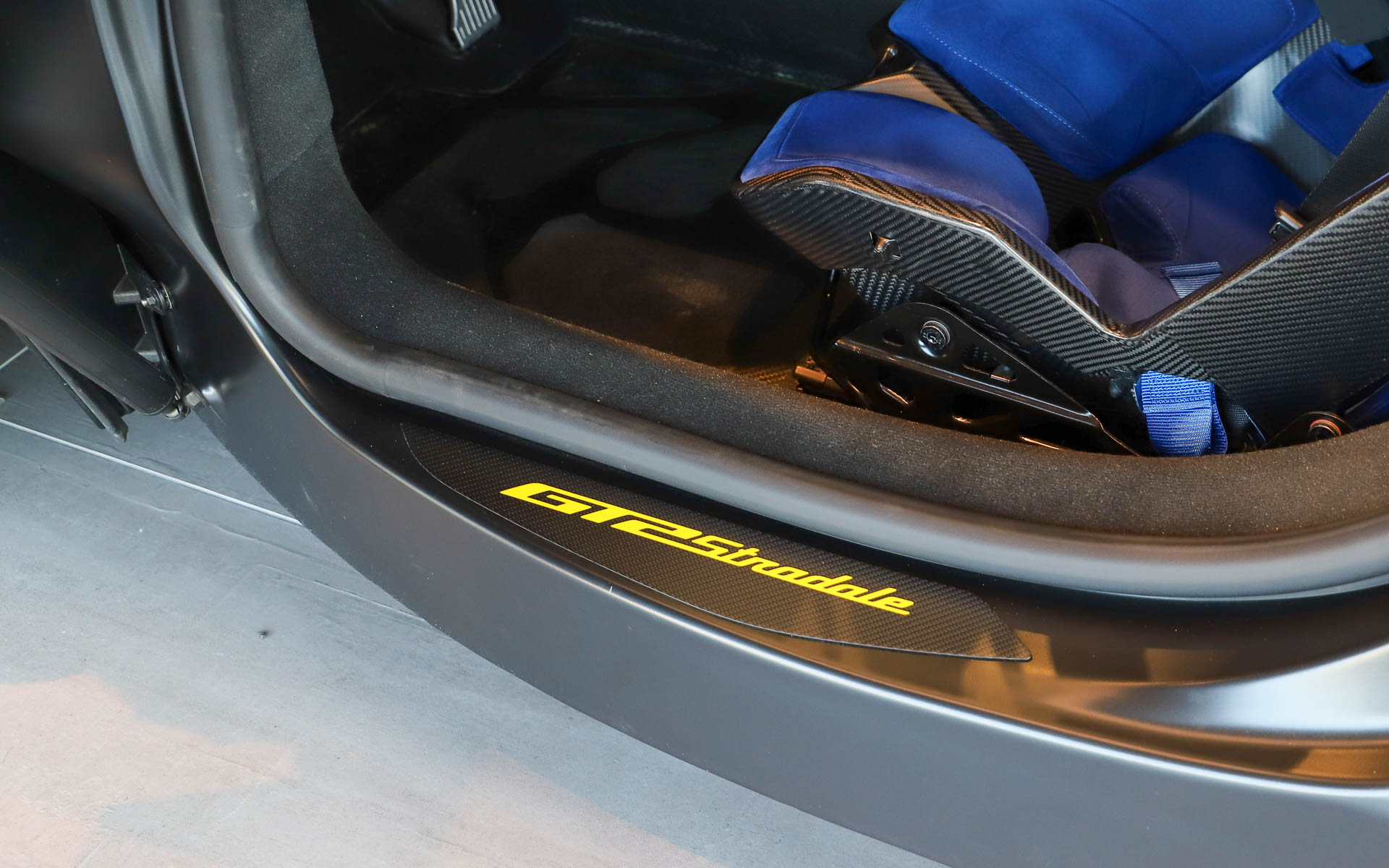 ドアを開けないと見えない位置に「MADE IN MODENA」「GT2 Stradale」の文字