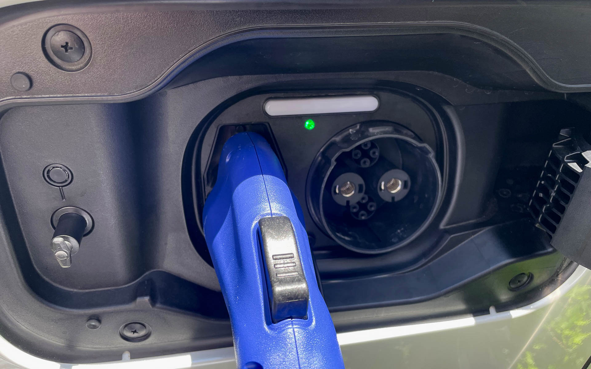 ジープ・アベンジャーとともに長岡市の道の駅で充電した。18.1kWhのバッテリで、急速ではすぐに満充電になる