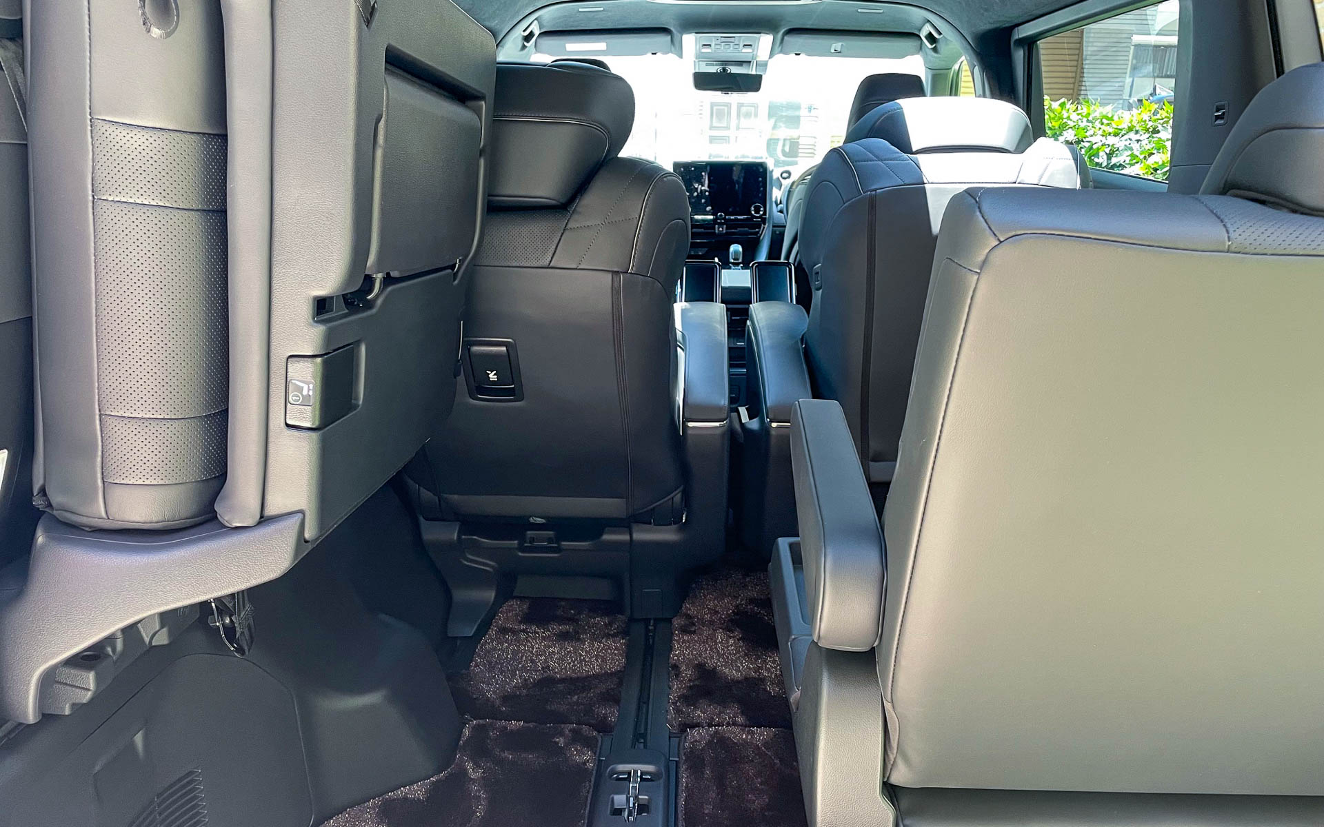 アルファードのラゲッジルームから長いキャビンを眺めてみた。左側をたたんでいるのは荷物を積むためです。分厚いシートでスペースは限られます