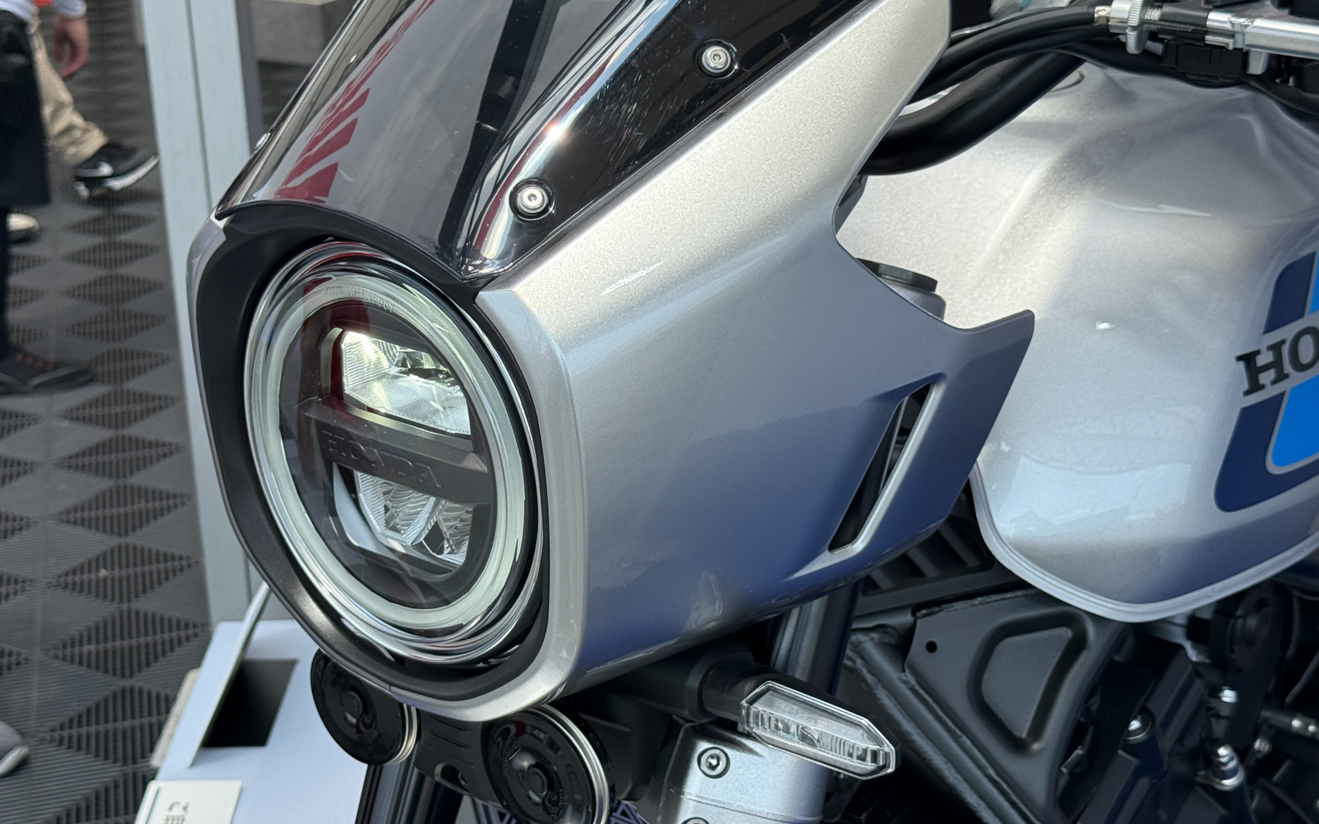ビキニカウルをまとったCB1000F SE コンセプト