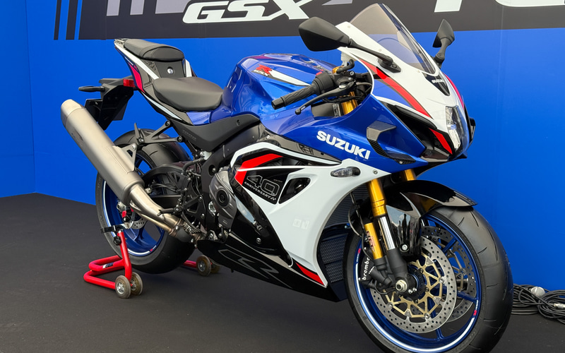 スズキ、鈴鹿8耐で「GSX-R1000R」世界初展示 「GSX-8TT」「GSX-8T」の