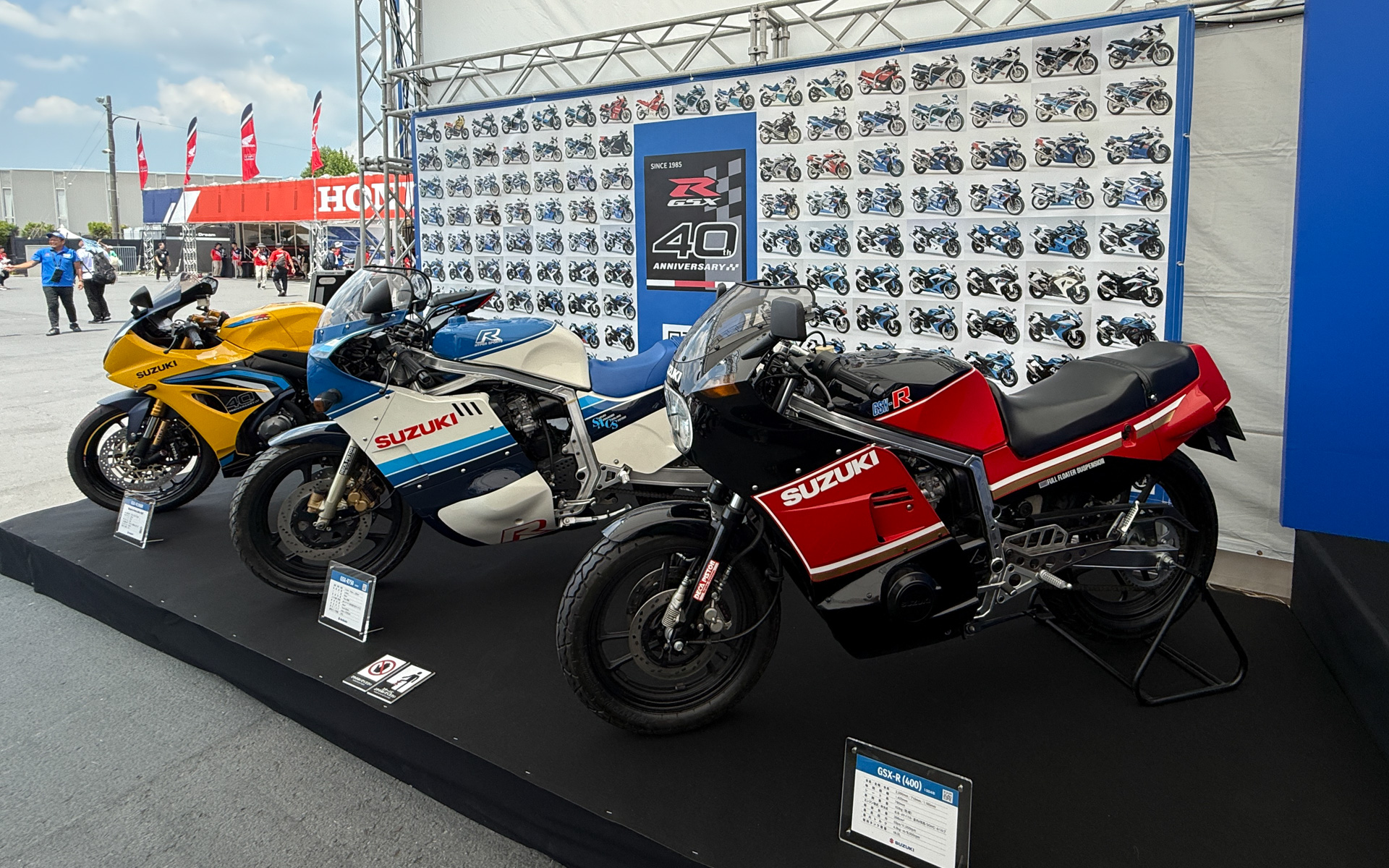 1985年の初代「GSX-R750」発売から2025年で40周年を迎える「GSX-R」シリーズ40周年を記念した展示