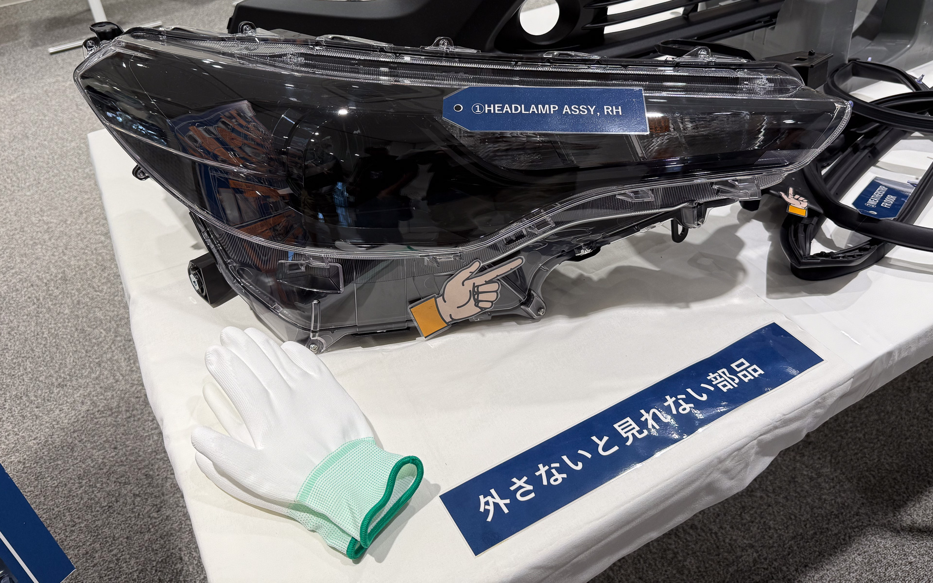 25年型カローラクロスに隠されたカローラクロスロゴ。部品を外さないと見えない場所にあるものが多い