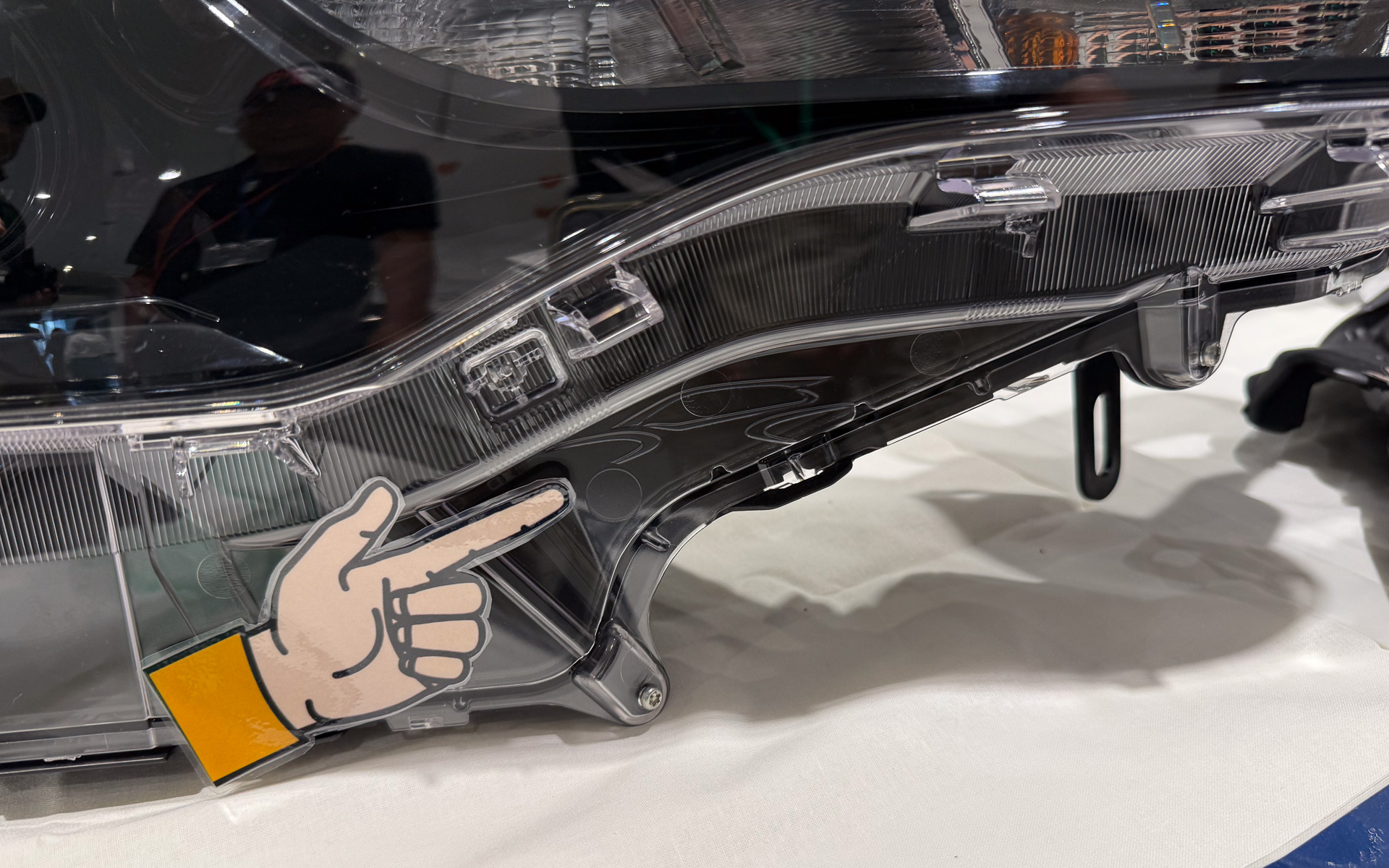 ヘッドライトAssy下のロゴ。ここは見えませんね