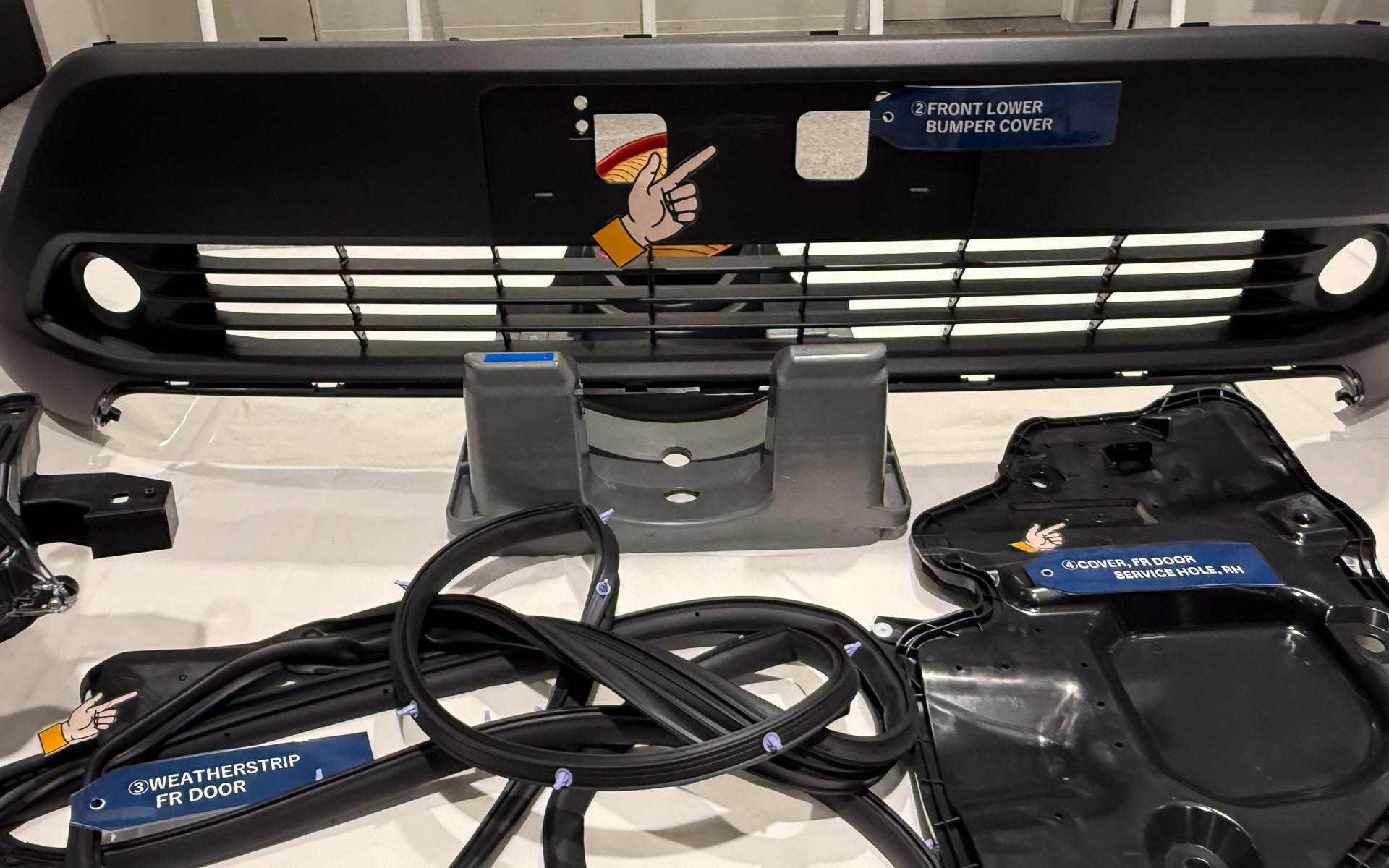 バンパーカバーのロゴ。がんばれば見えるのかな？