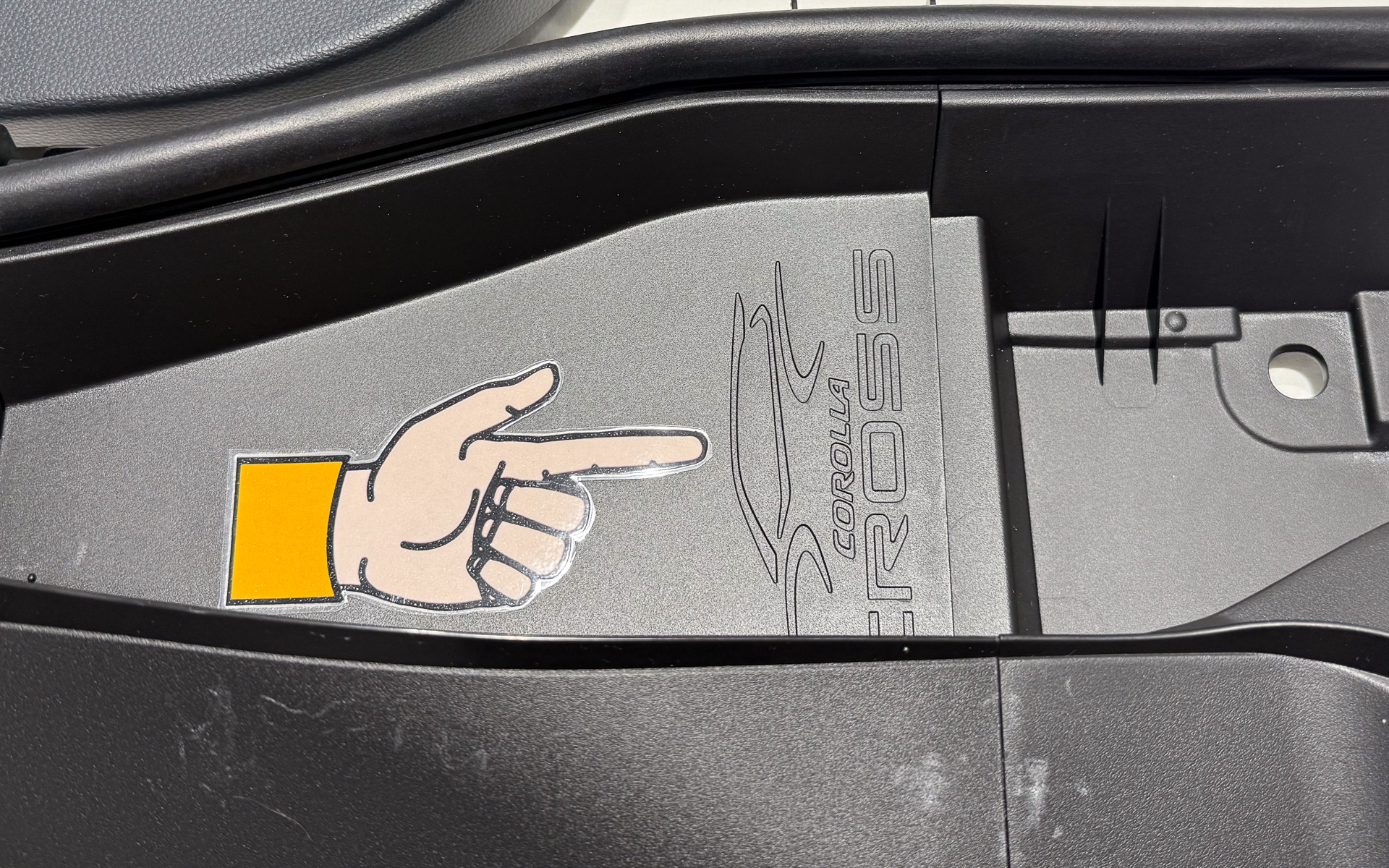 エンジンルームを開けると見えるロゴ。ここは気がつきやすいところ