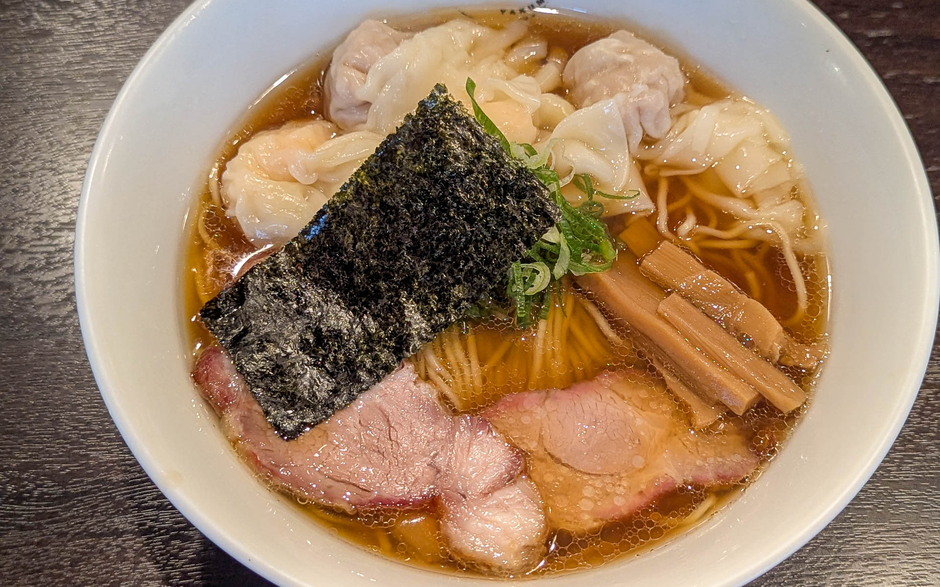 話の内容とはまったく関係のないワンタン麺です。ワンタン麺、おいしい！