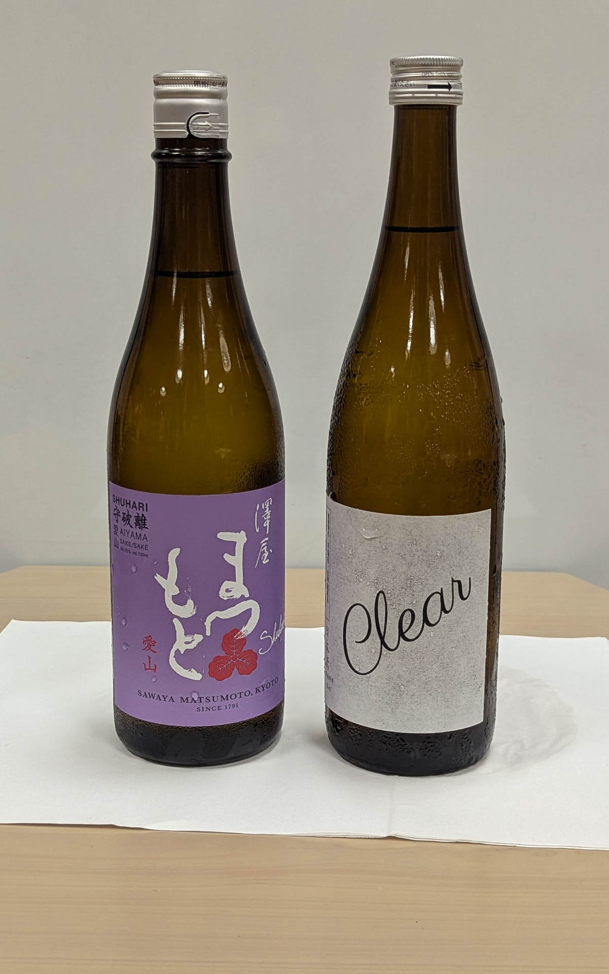 ビールではないですが、先日、都内某所で開催された松本酒造の試飲会のご相伴にあずかりました。左側の藤色のラベルで高貴な印象の「澤屋まつもと 守破離 愛山」は、“ザ・おいしい日本酒”という感じで、ラベルの印象通り高貴で透き通った味でした。右側の白いラベルの「Clear」はアミノ酸が約6倍といううまみに富んだ日本酒で、炭酸水で割ることを想定しているそうなのですが、おいしすぎてストレートで飲んだら危ない味がしました(笑)。どちらもとてもおいしい日本酒でしたので、気になった方はぜひお試しください! あと、飲んだら乗るなですよ!!